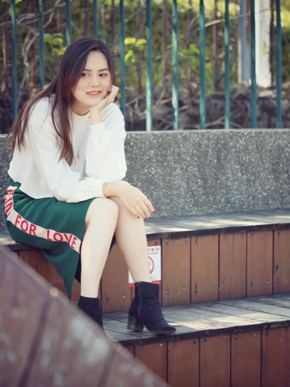 「Photoshoot、ootd、green、park、elegant、winter、Daniel Wellington、guess、Sunnyday」｜「Good Logoのアイテム（ニット/セーター、ホワイト系）」を使った、Biffi Fu  🇹🇼さん（レディース・166cm）の冬コーディネートの4枚目の写真