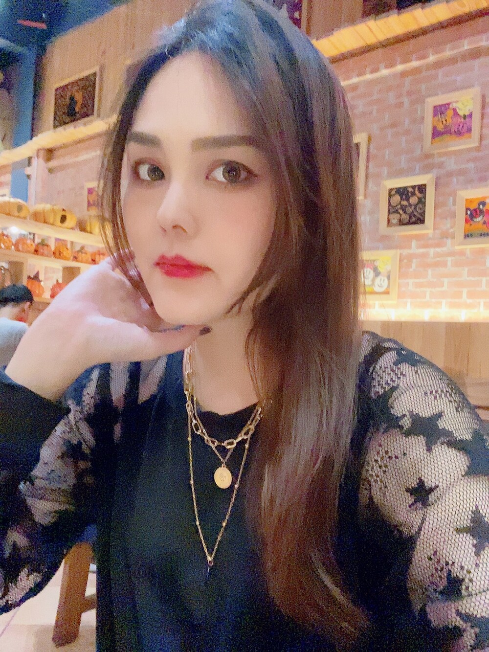 「Photoshoot、ootd、halloween、autumn、pumpkin、cool、Vampire」｜「SHEINのアイテム（ネックレス、ゴールド系）」を使った、Biffi Fu  🇹🇼さん（レディース・166cm）の秋コーディネートの5枚目の写真