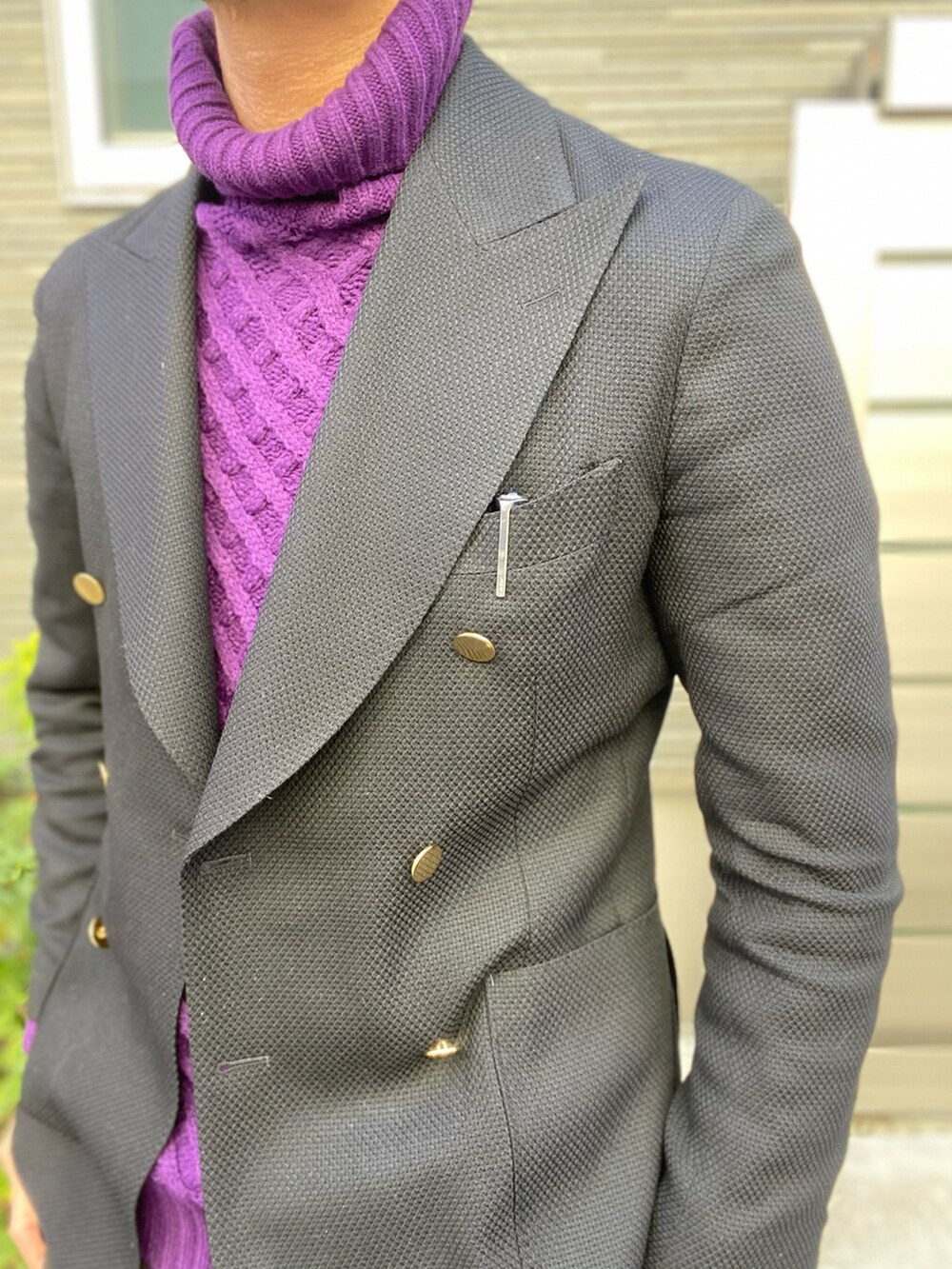 ブラック系のテーラードジャケット、ブラック系のその他パンツ、ブラック系のドレスシューズを着用したメンズの冬コーディネートの4枚目の写真