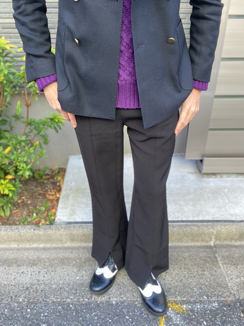 ブラック系のテーラードジャケット、ブラック系のその他パンツ、ブラック系のドレスシューズを着用したメンズの冬コーディネートの5枚目の写真