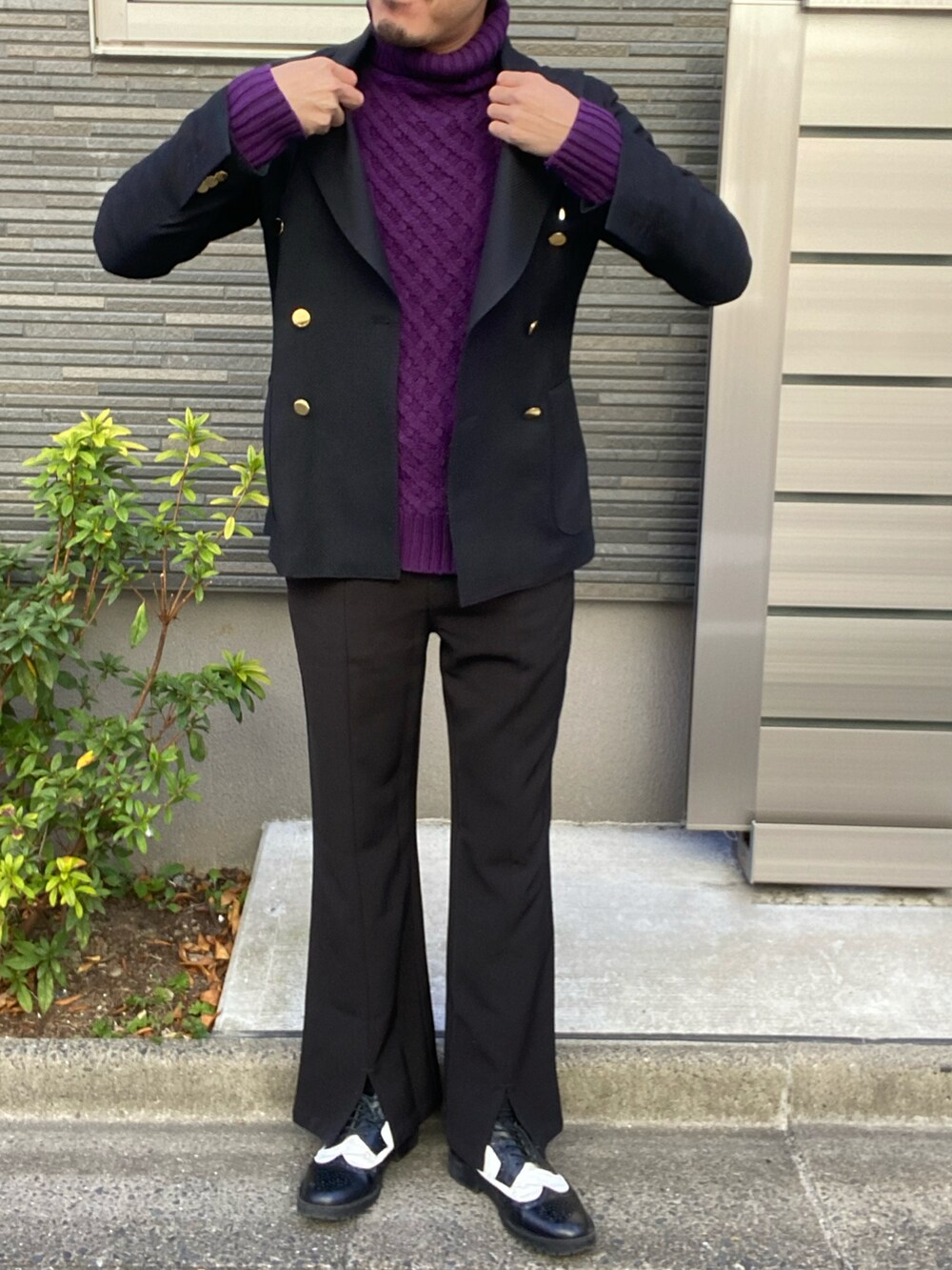 ブラック系のテーラードジャケット、ブラック系のその他パンツ、ブラック系のドレスシューズを着用したメンズの冬コーディネートの2枚目の写真