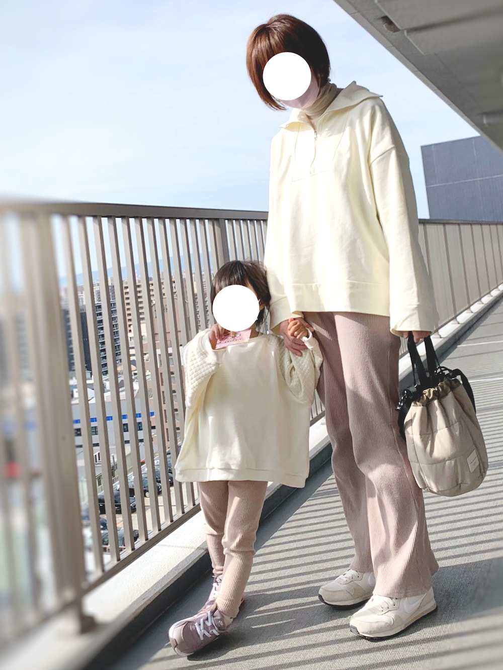 ホワイト系のTシャツ/カットソー、ピンク系のその他パンツ、ベージュ系のシャツ/ブラウスを着用したレディースの春コーディネートの2枚目の写真