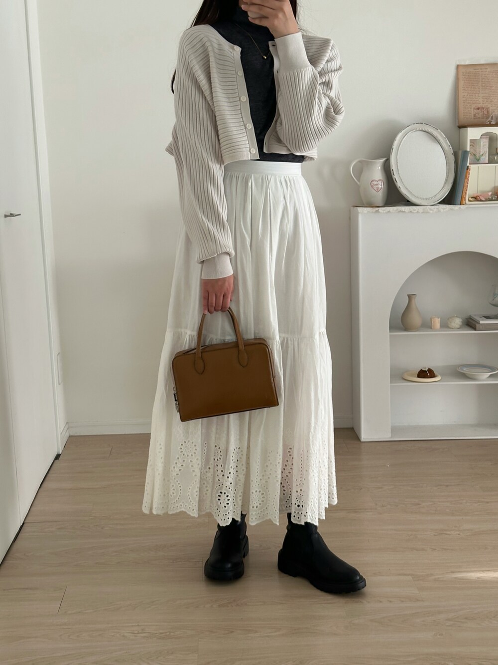 ブラウン系のバッグ、ホワイト系のワンピース/ドレス、ホワイト系のスカートを着用したレディースの冬コーディネートの2枚目の写真