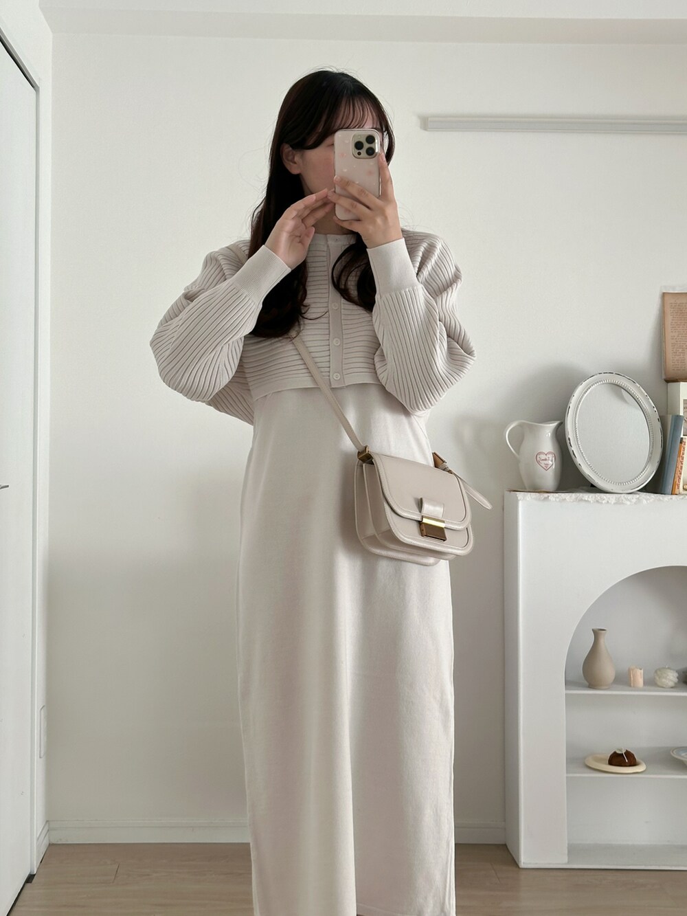 ブラック系のブーツ、ホワイト系のワンピース/ドレスを着用したレディースの冬コーディネートの4枚目の写真