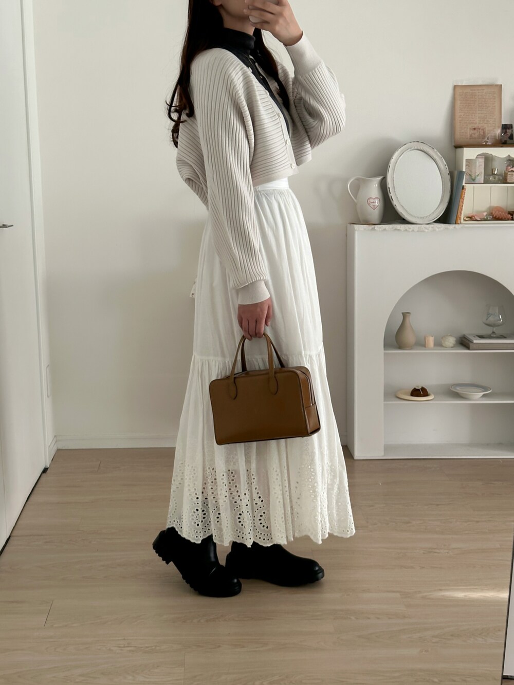 ブラウン系のバッグ、ホワイト系のワンピース/ドレス、ホワイト系のスカートを着用したレディースの冬コーディネートの3枚目の写真