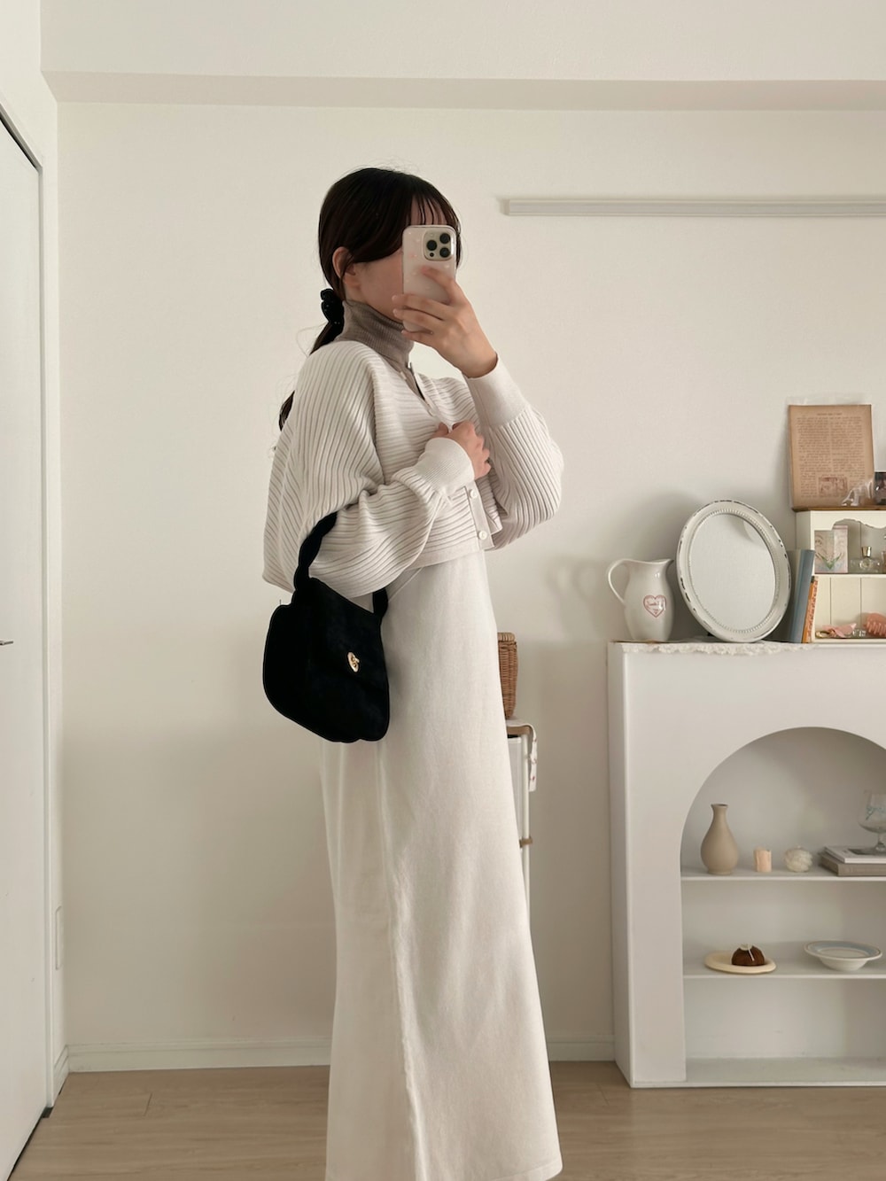 ブラック系のブーツ、ホワイト系のワンピース/ドレス、ブラウン系のニット/セーターを着用したレディースの冬コーディネートの4枚目の写真