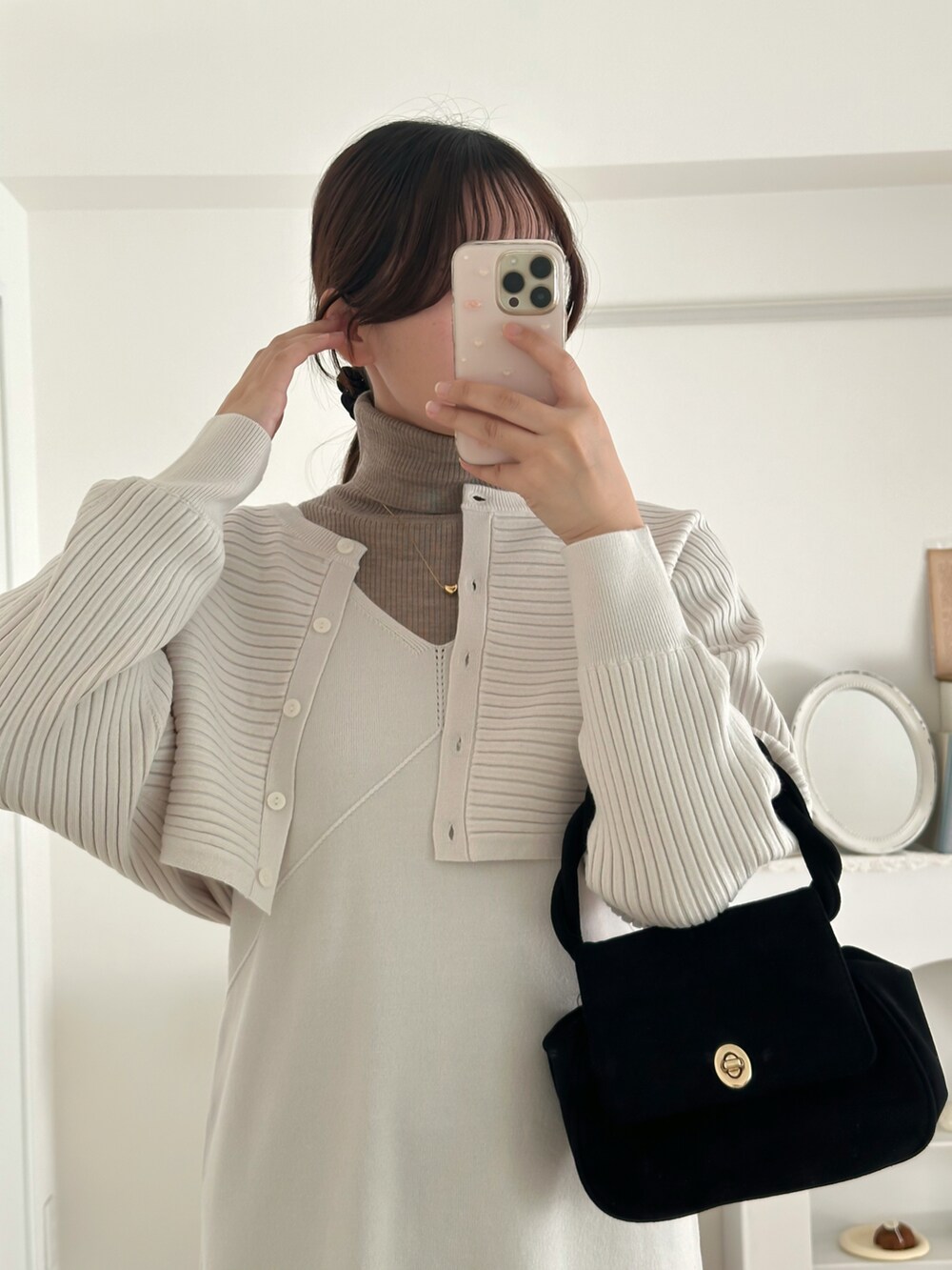 ブラック系のブーツ、ホワイト系のワンピース/ドレス、ブラウン系のニット/セーターを着用したレディースの冬コーディネートの5枚目の写真