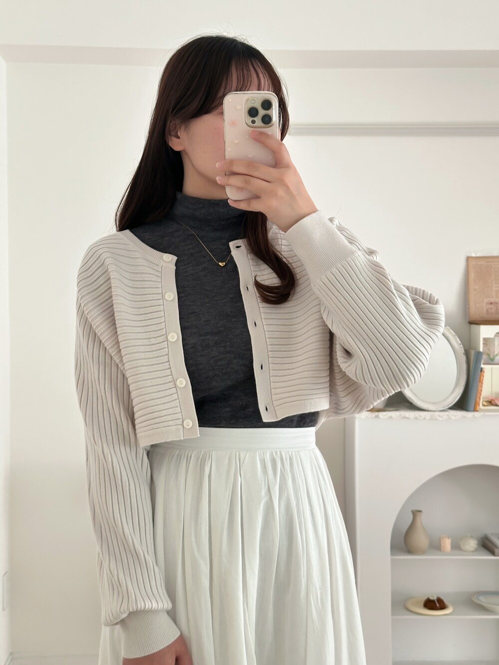 ブラウン系のバッグ、ホワイト系のワンピース/ドレス、ホワイト系のスカートを着用したレディースの冬コーディネートの4枚目の写真