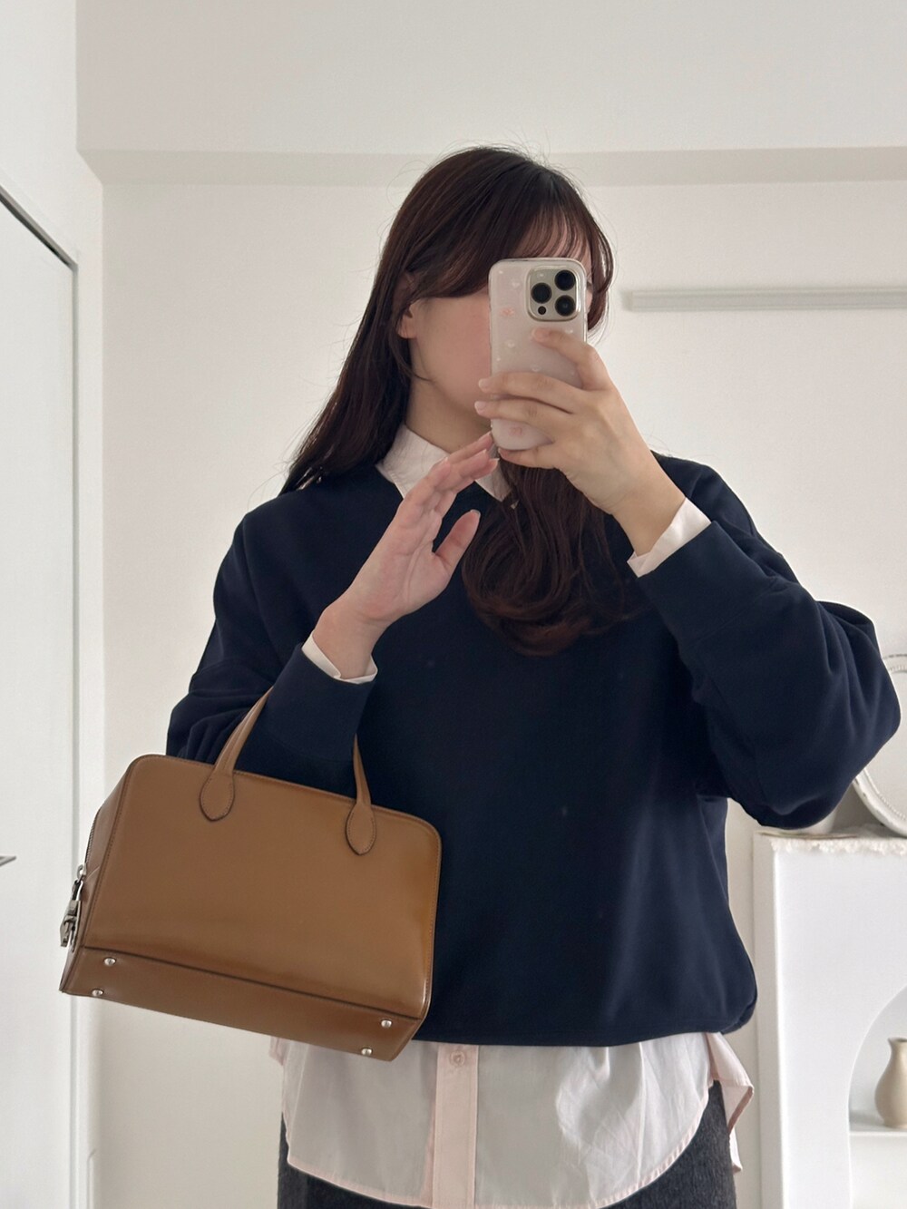 ブラウン系のバッグ、グレー系のスカート、ブルー系のスウェットを着用したレディースの秋コーディネートの5枚目の写真