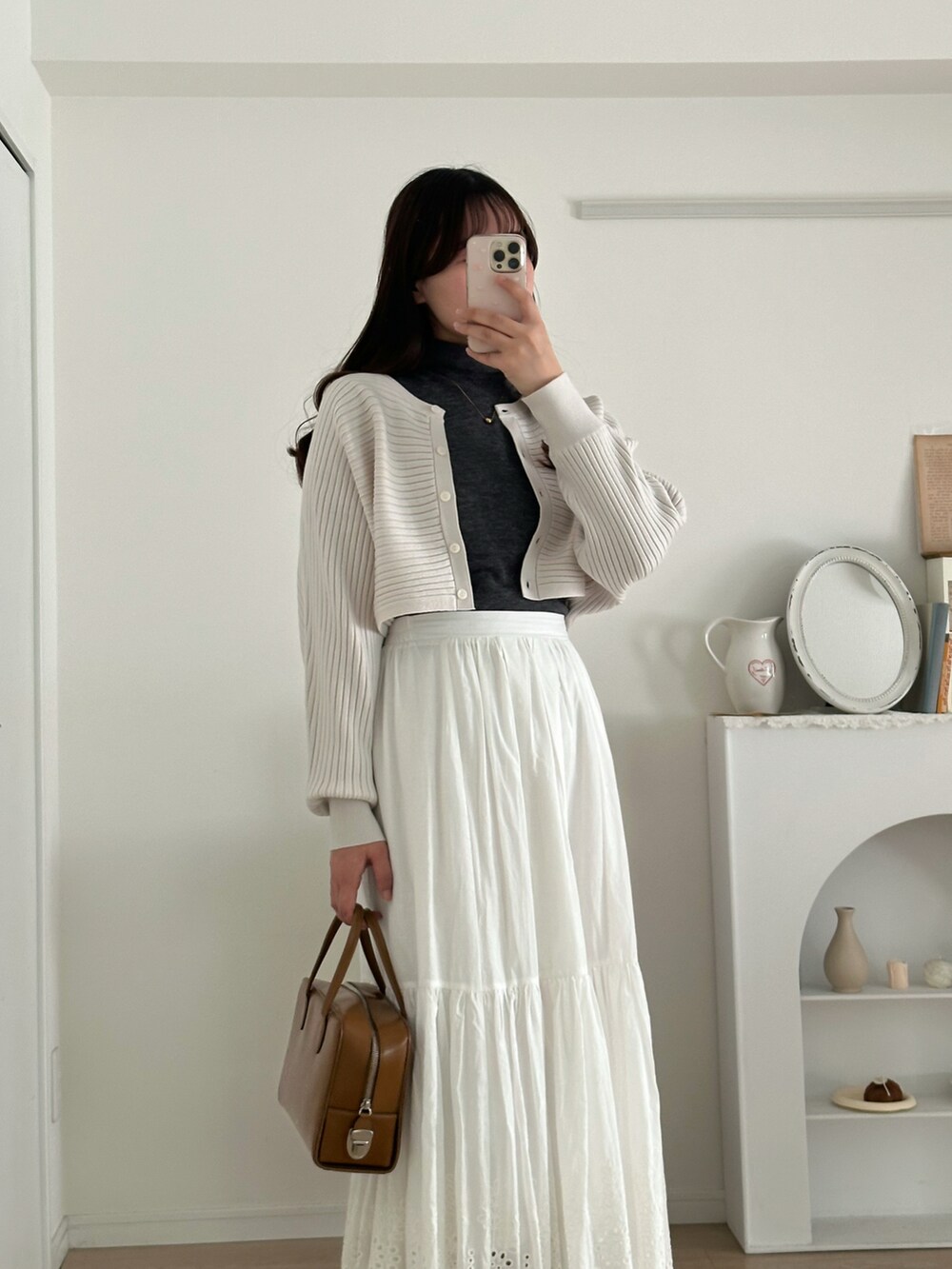 ブラウン系のバッグ、ホワイト系のワンピース/ドレス、ホワイト系のスカートを着用したレディースの冬コーディネートの5枚目の写真