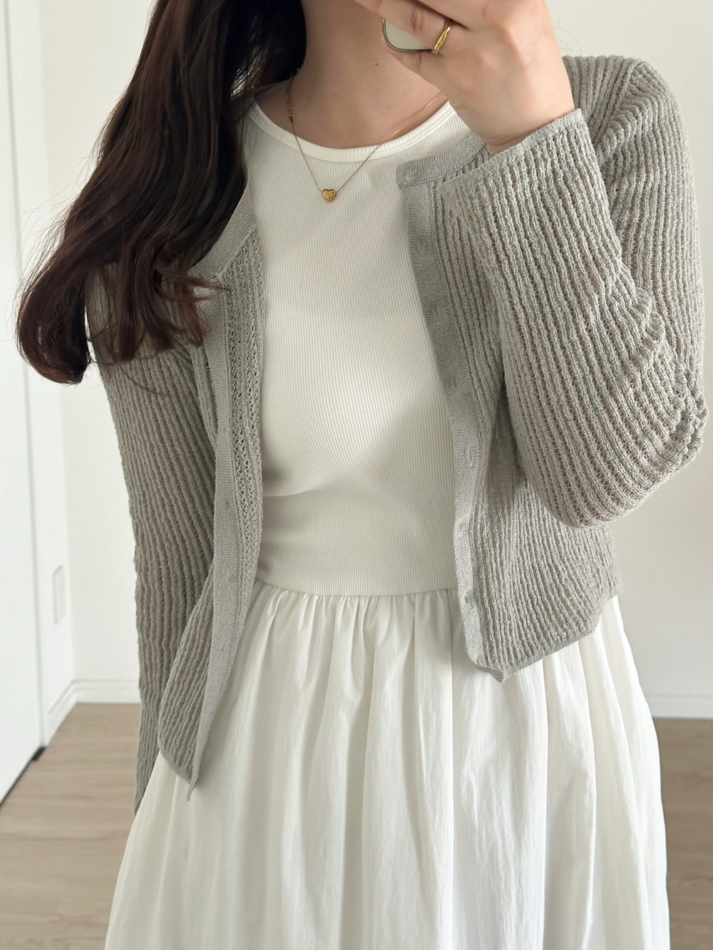 ブラック系のローファー、ブラウン系のバッグ、グレー系のカーディガン/ボレロを着用したレディースの夏コーディネートの5枚目の写真