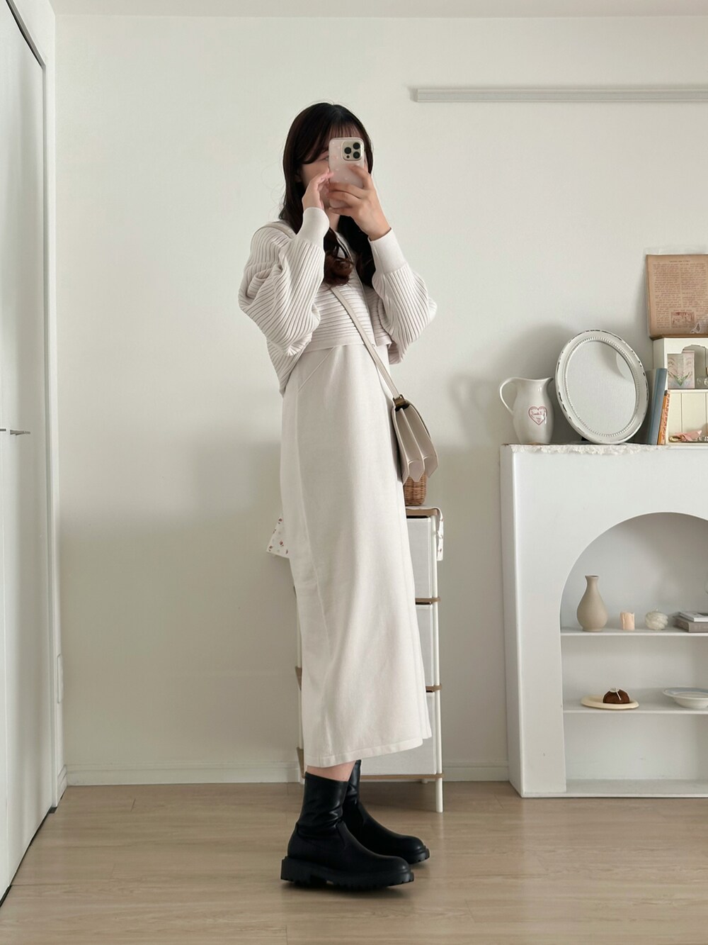 ブラック系のブーツ、ホワイト系のワンピース/ドレスを着用したレディースの冬コーディネートの5枚目の写真