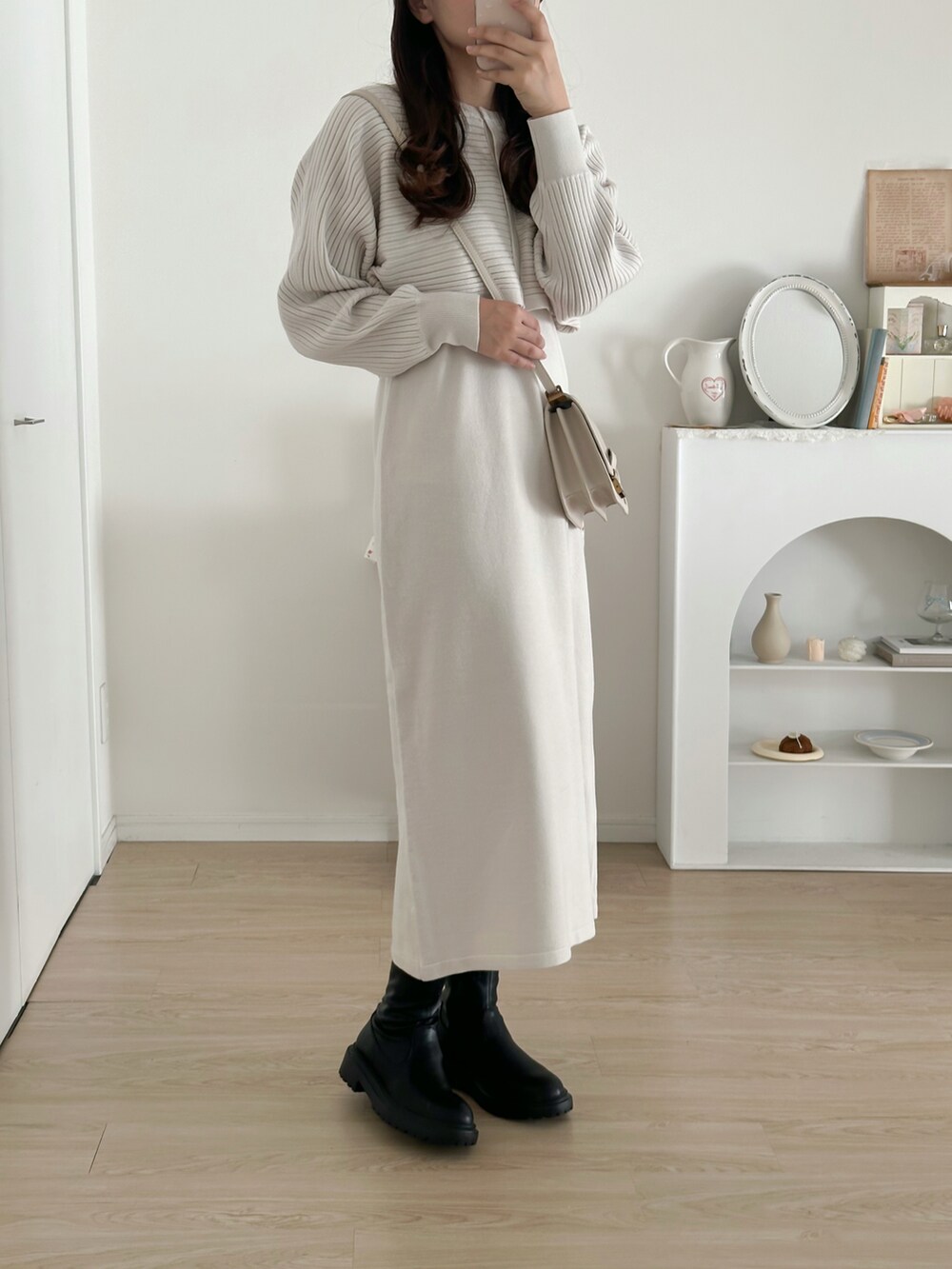 ブラック系のブーツ、ホワイト系のワンピース/ドレスを着用したレディースの冬コーディネートの3枚目の写真