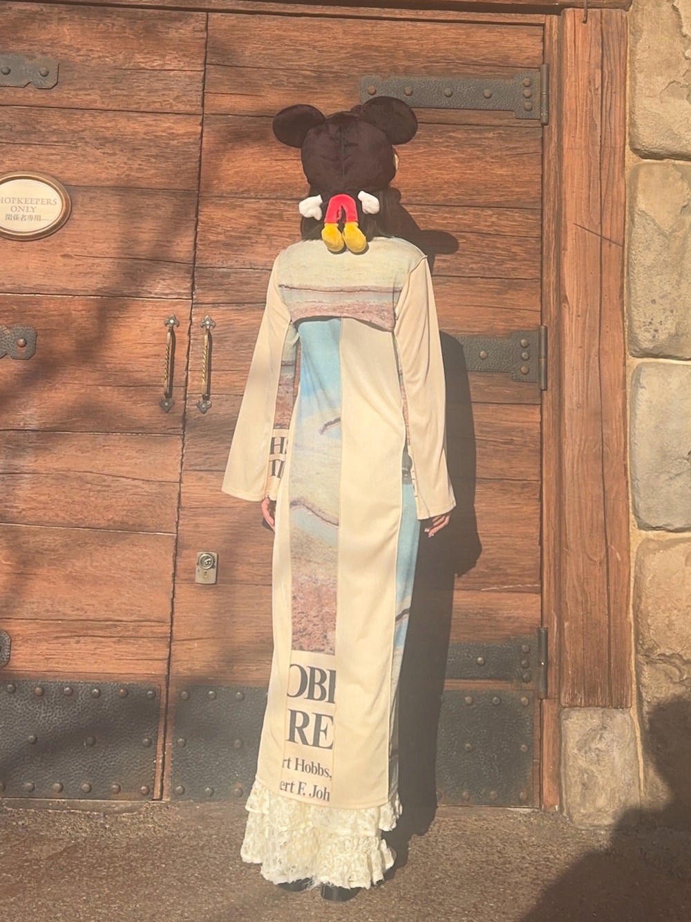 その他のワンピース、ベージュ系のトップス、ホワイト系のローファーを着用したレディースの春コーディネートの2枚目の写真