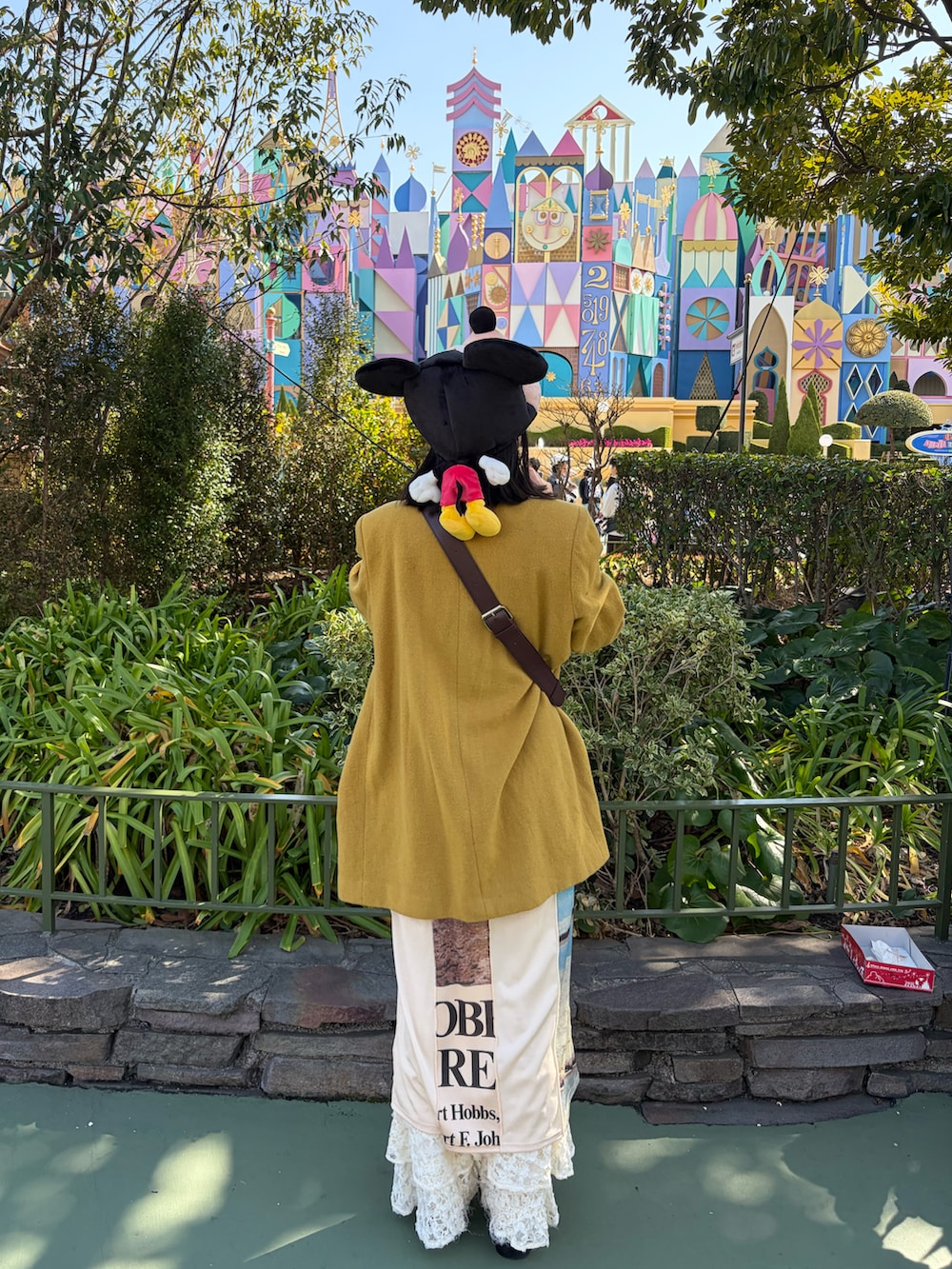 ホワイト系のローファー、ホワイト系のその他パンツ、ベージュ系のトップスを着用したレディースの春コーディネートの2枚目の写真