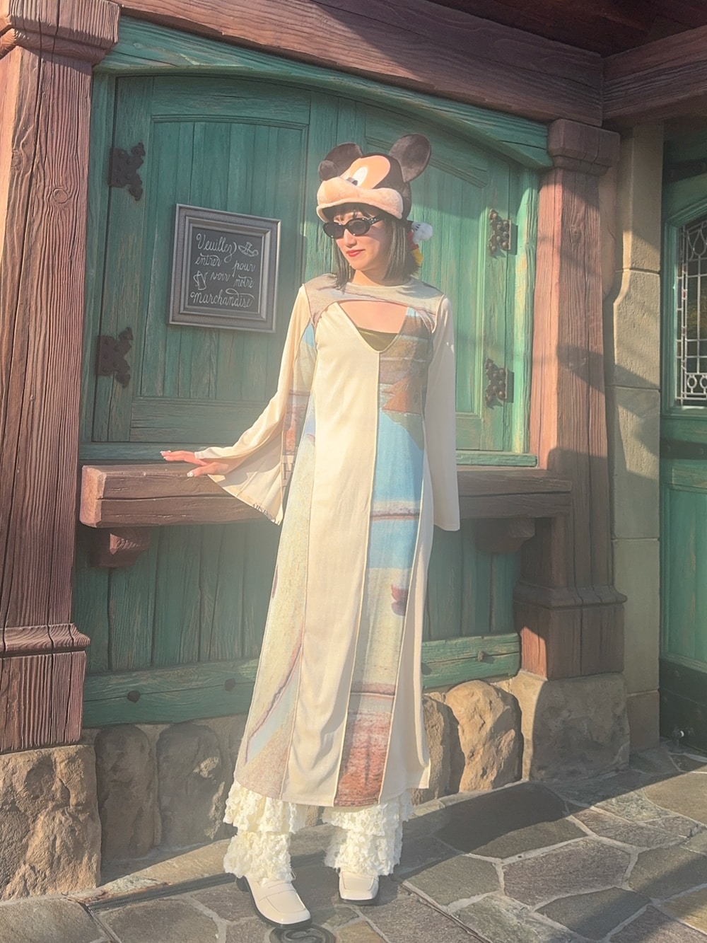 その他のワンピース、ベージュ系のトップス、ホワイト系のローファーを着用したレディースの春コーディネートの3枚目の写真