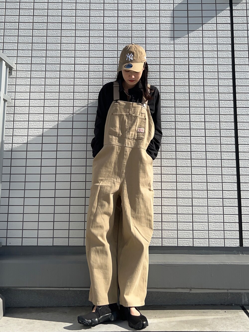 「サロペット、キャップ、ワントーンコーデ、ビッグシルエット、エアリフト、アウトドアスタイル、ベージュ、秋コーデ、ポロシャツ、ロンT、プチプラ、古着MIX、NEW ERA、カジュアルコーデ、メンズライク」｜「NEW ERAのニューエラ 9TWENTY キャップ ストラップバック ウォッシュドコットン MLB NEW ERA（キャップ、ベージュ系）」を使った、なつさん（レディース・166cm）の秋コーディネートの2枚目の写真