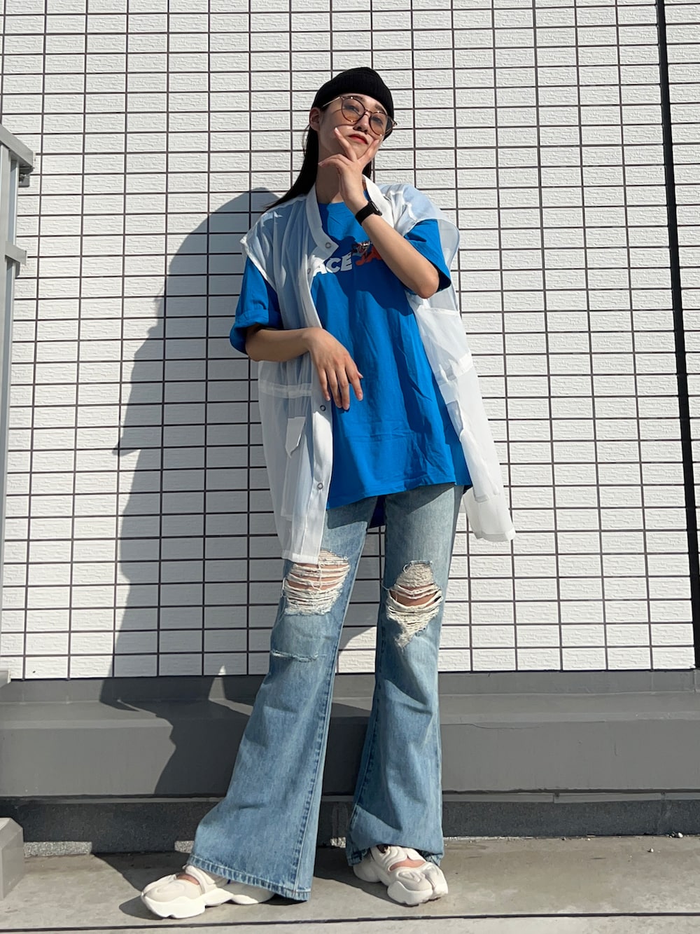 ホワイト系のベスト、ブルー系のTシャツ/カットソー、ブルー系のデニムパンツを着用したレディースの夏コーディネートの2枚目の写真