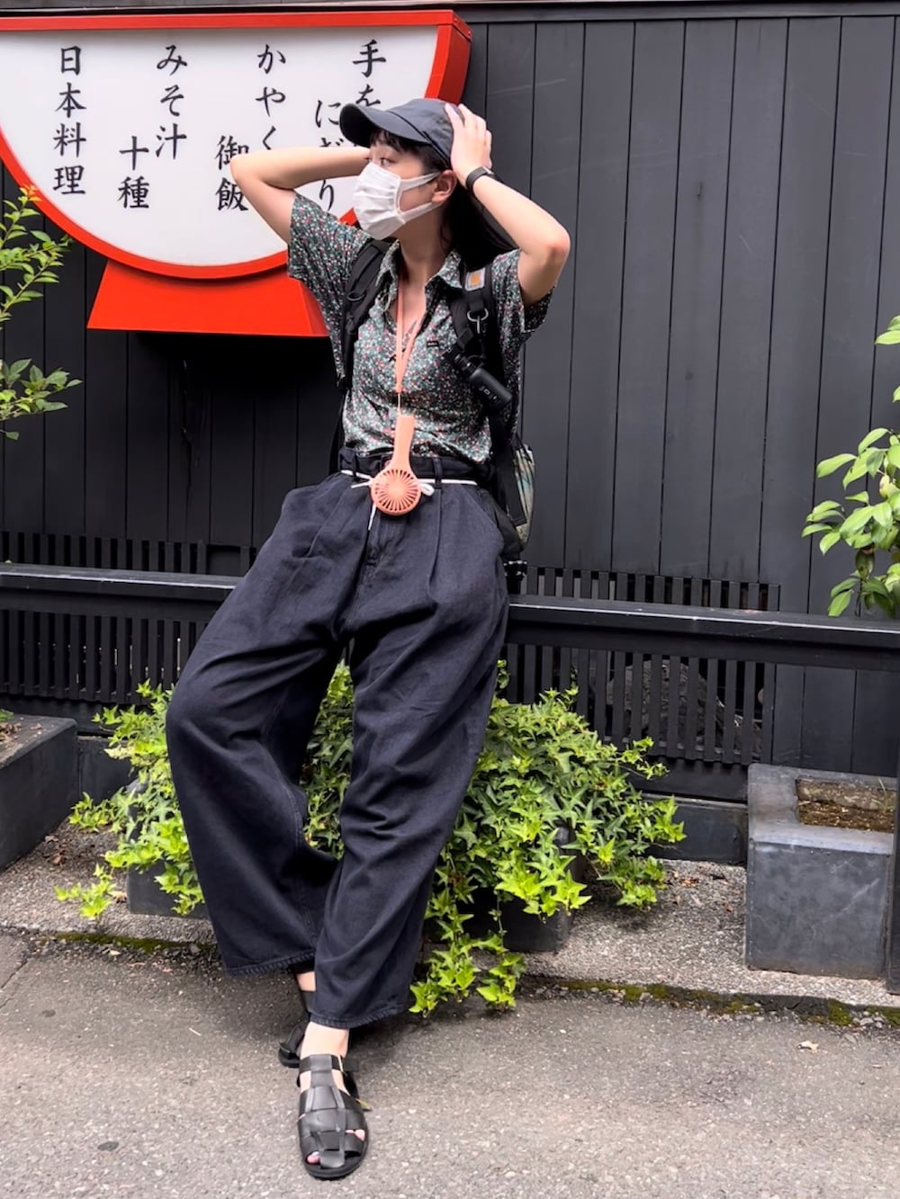 「柄シャツ、モノトーン、グルカサンダル、プチプラ、ビッグシルエット、リュック、キャップ、休日スタイル、メンズライク、デニムパンツ、シャツスタイル、秋服準備はじめました、タックイン、オーバーサイズ、花柄」|「FREDY&GLOSTERの別注ベアキャップ(キャップ、ブルー系)」を使った、なつさん(レディース・166cm)の夏コーディネートの2枚目の写真