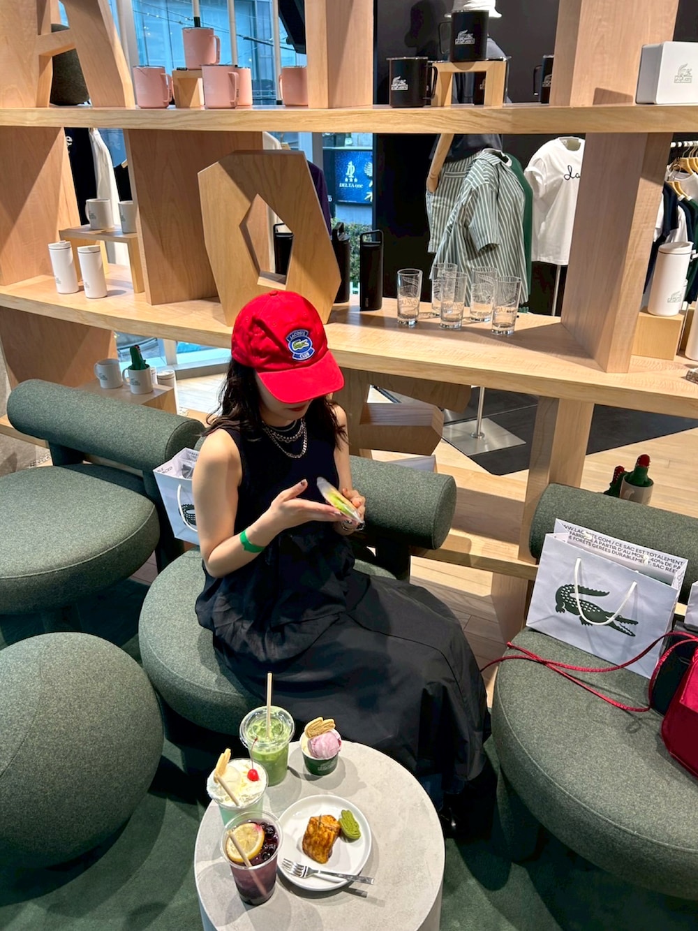 ブルー系のデニムパンツ、その他のキャップ、シルバー系のネックレスを着用したレディースの夏コーディネートの2枚目の写真