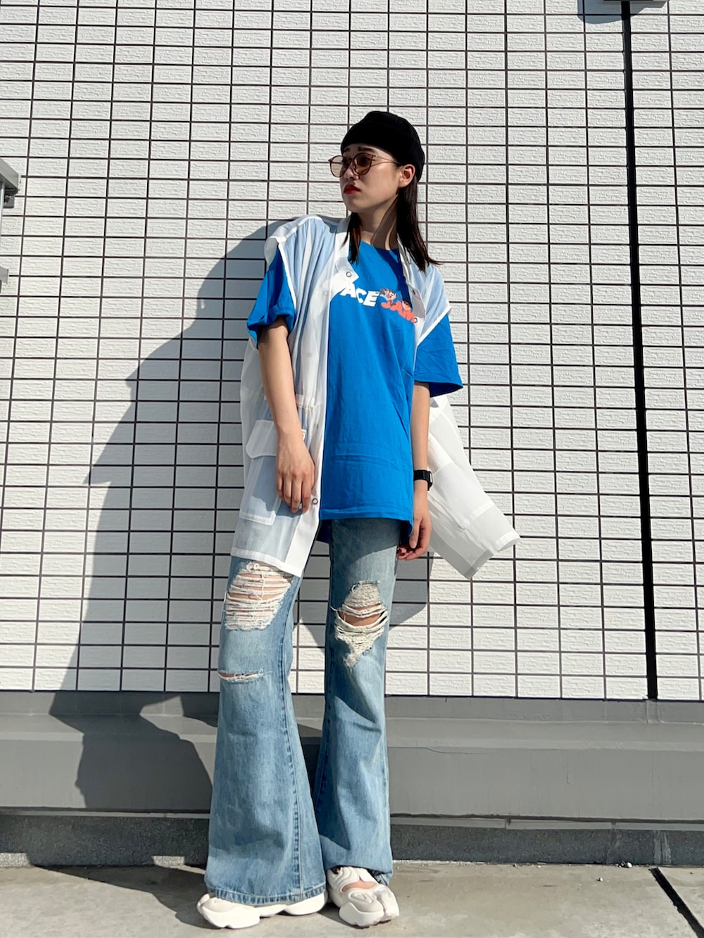 ホワイト系のベスト、ブルー系のTシャツ/カットソー、ブルー系のデニムパンツを着用したレディースの夏コーディネートの3枚目の写真