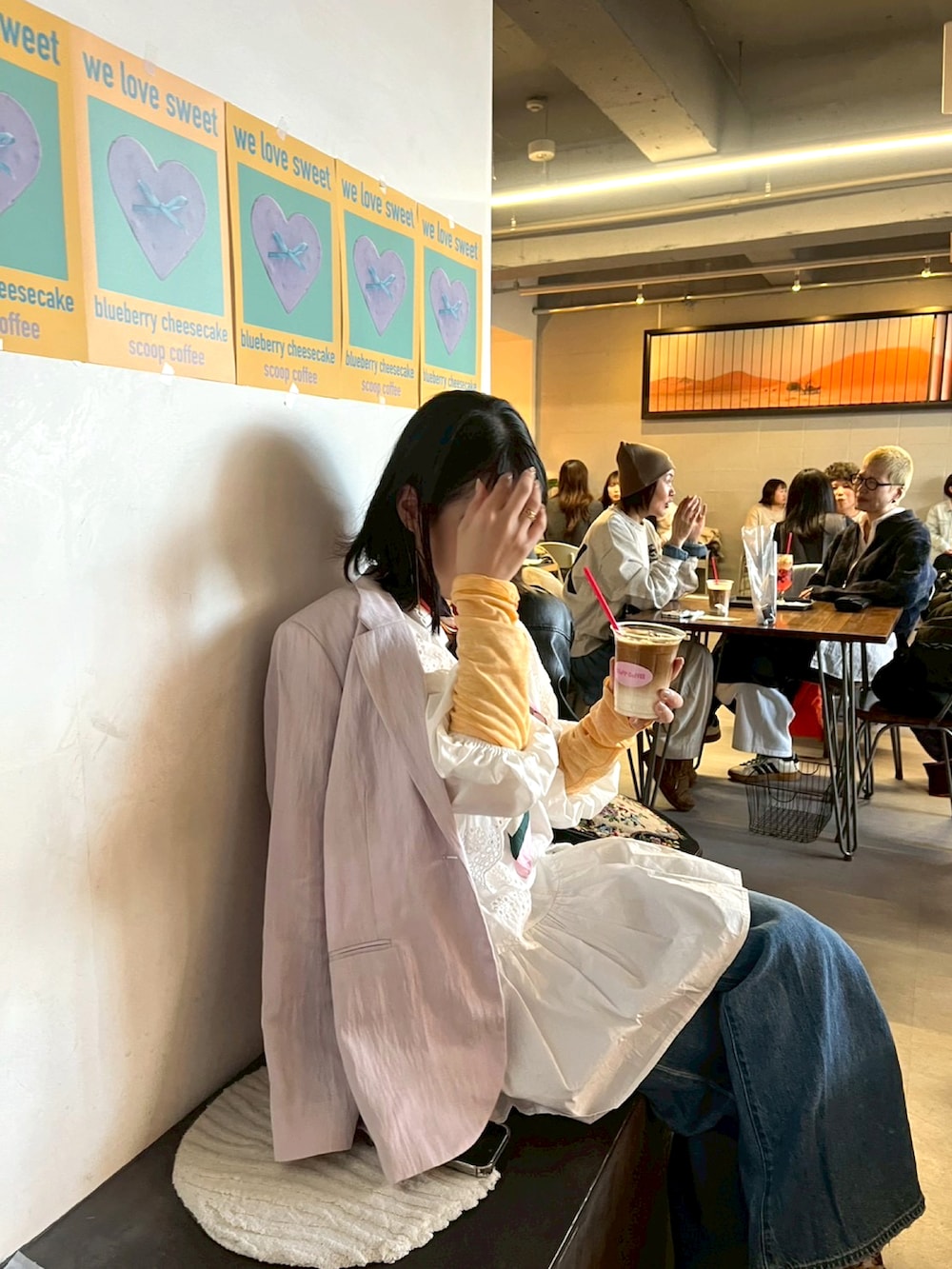 ピンク系のテーラードジャケット、オレンジ系のTシャツ/カットソー、ブラック系のハンドバッグを着用したレディースの冬コーディネートの2枚目の写真