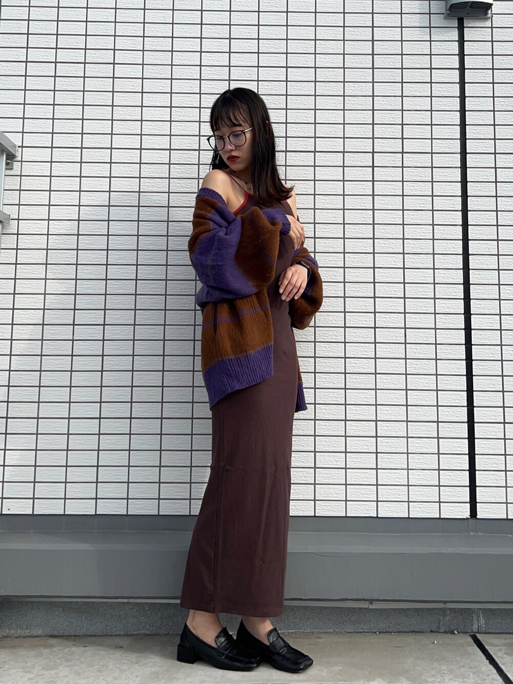 パープル系のカーディガン/ボレロ、ブラウン系のワンピース、ブラック系のローファーを着用したレディースの夏コーディネートの2枚目の写真