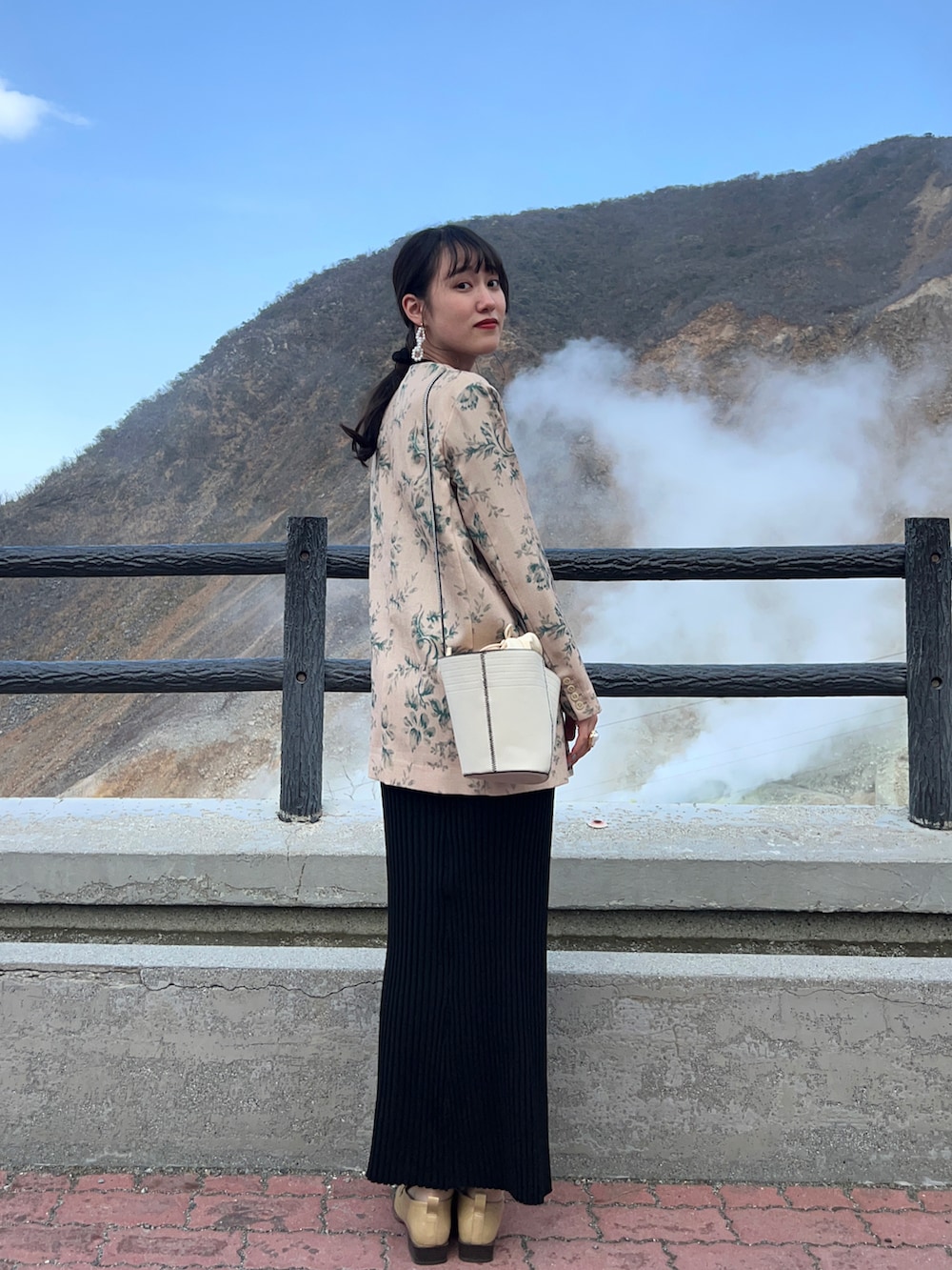 ベージュ系のノーカラージャケット、ブラック系のシャツ/ブラウス、ホワイト系のショルダーバッグを着用したレディースの春コーディネートの2枚目の写真