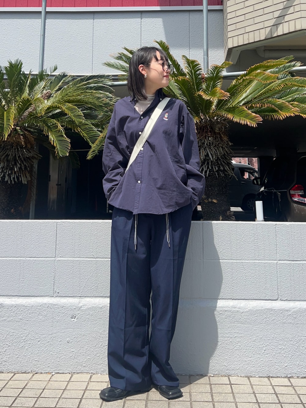 ホワイト系のショルダーバッグ、ブルー系のシャツ/ブラウス、ホワイト系のシャツ/ブラウスを着用したレディースの春コーディネートの2枚目の写真