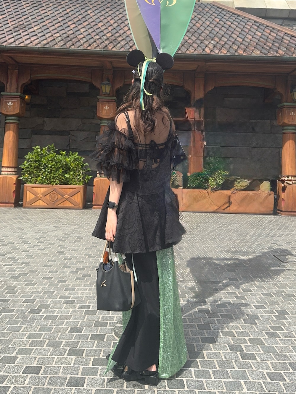 ブラック系のその他トップス、ブラック系のシャツ/ブラウス、グリーン系のスカートを着用したレディースの夏コーディネートの3枚目の写真