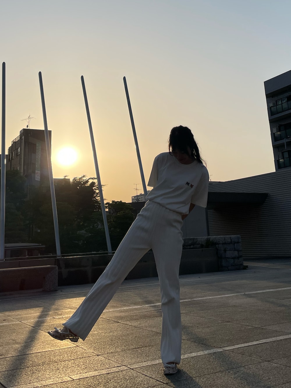 ホワイト系のTシャツ/カットソー、ホワイト系のその他パンツ、ホワイト系のハンドバッグを着用したレディースの春コーディネートの2枚目の写真