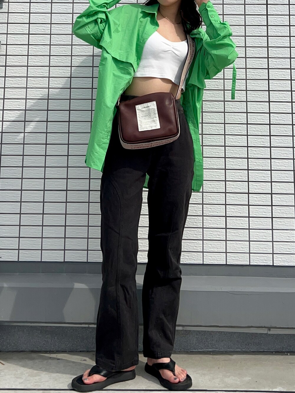 グリーン系のシャツ/ブラウス、ブラウン系のショルダーバッグ、ブラック系のその他パンツを着用したレディースの夏コーディネートの2枚目の写真
