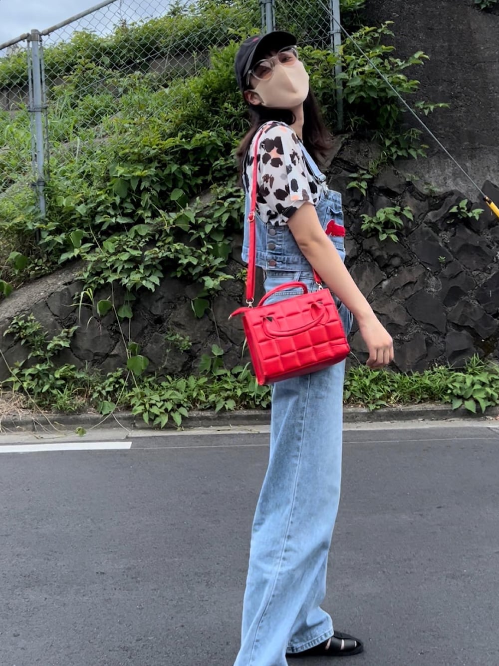 ブルー系のタンクトップ、その他のTシャツ/カットソー、レッド系のショルダーバッグを着用したレディースの夏コーディネートの2枚目の写真