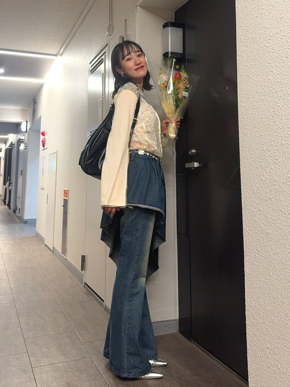 ブルー系のデニムパンツ、ホワイト系のシャツ/ブラウス、ベージュ系のトップスを着用したレディースの春コーディネートの2枚目の写真