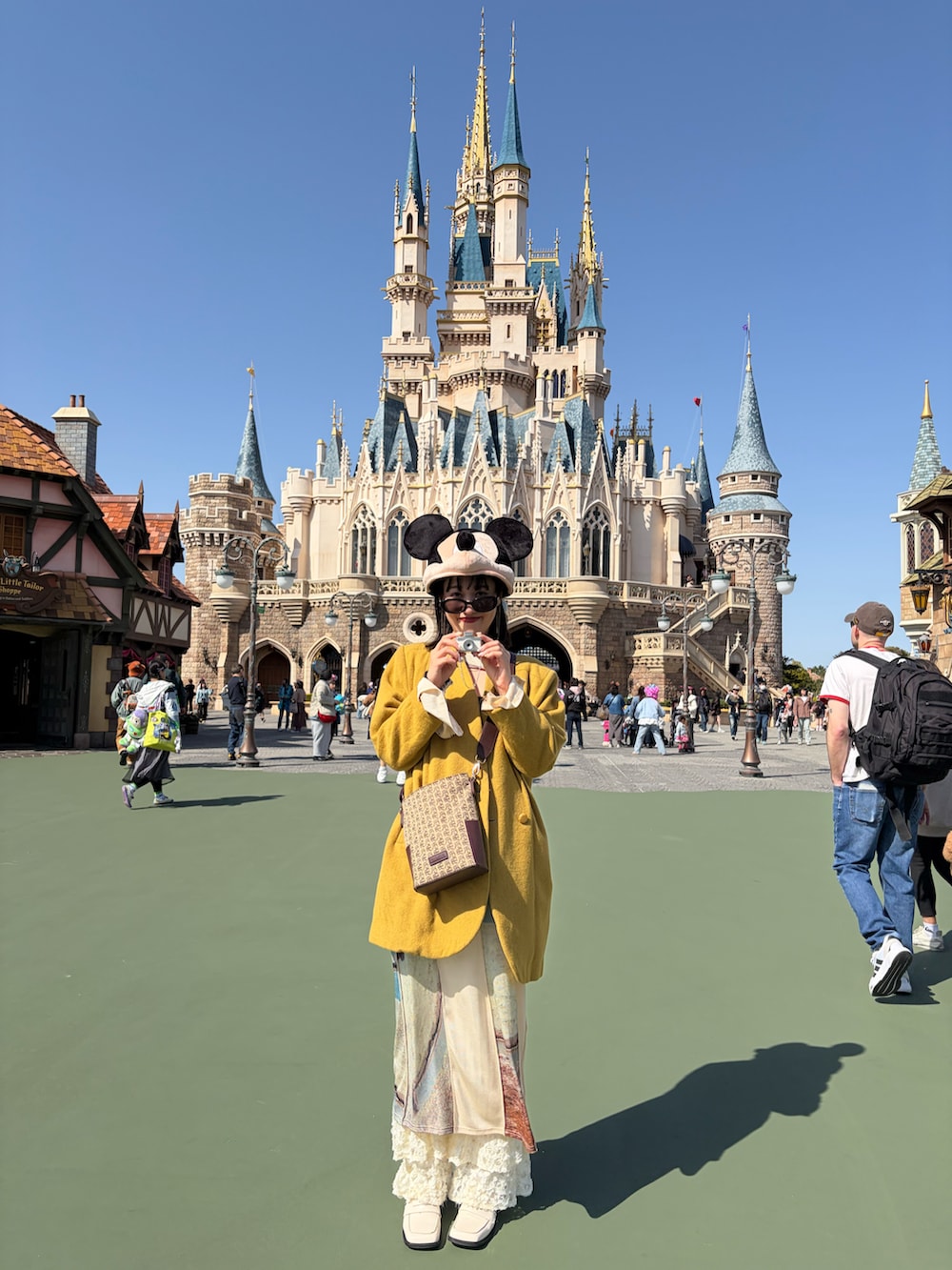 ホワイト系のローファー、ホワイト系のその他パンツ、ベージュ系のトップスを着用したレディースの春コーディネートの3枚目の写真