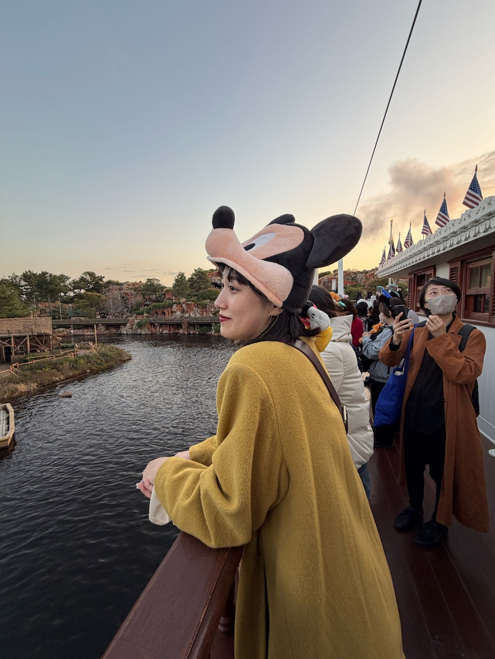 ホワイト系のローファー、ホワイト系のその他パンツ、ベージュ系のトップスを着用したレディースの春コーディネートの4枚目の写真