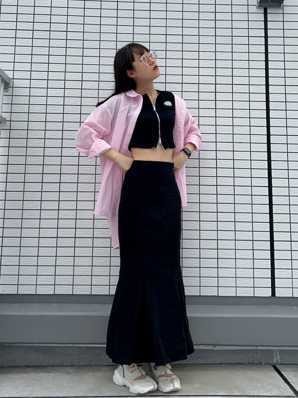 ピンク系のシャツ/ブラウス、ブラック系のTシャツ/カットソー、ブラック系のスカートを着用したレディースの夏コーディネートの2枚目の写真