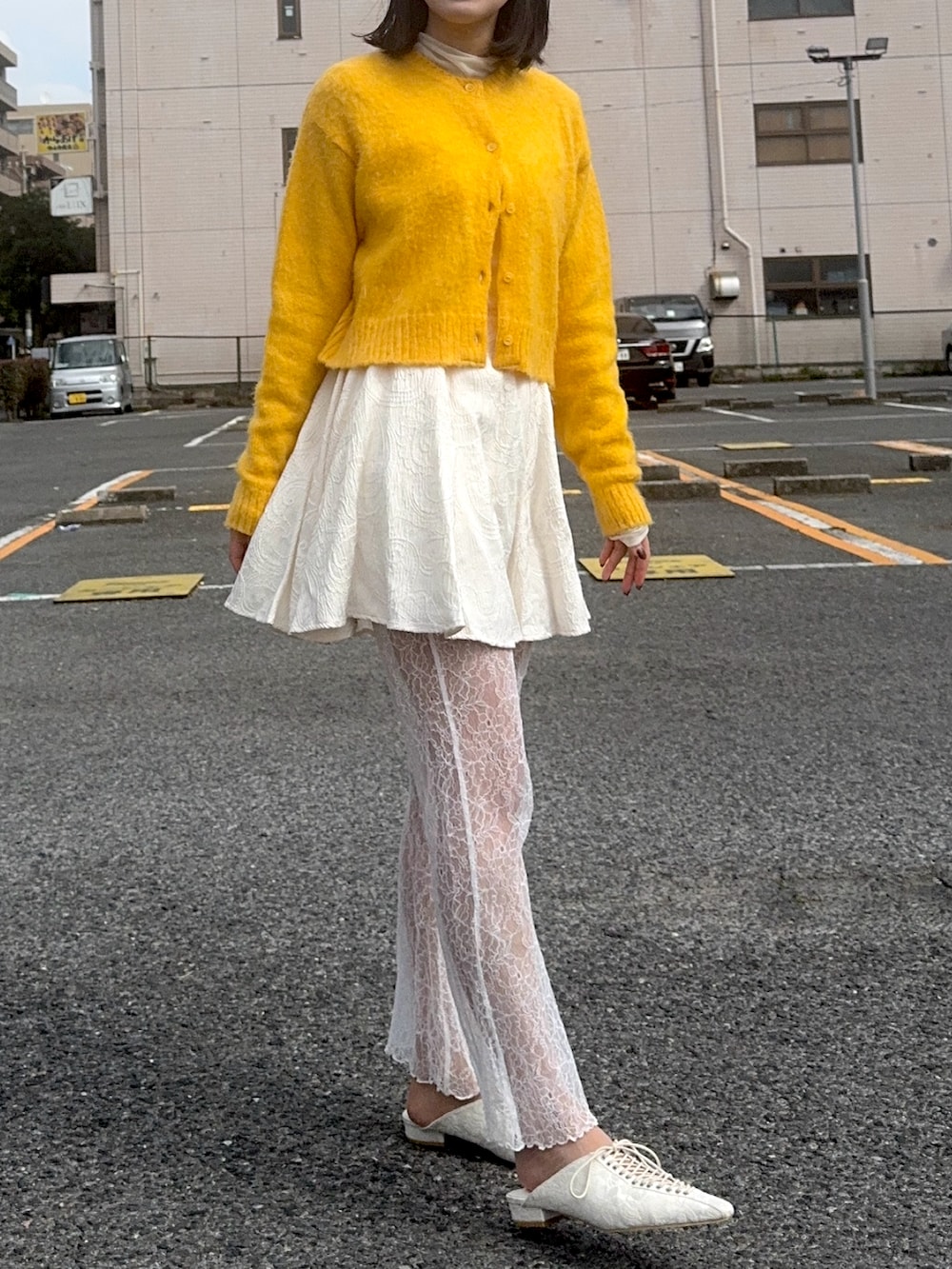 ホワイト系のパンプス、ホワイト系のシャツ/ブラウス、ホワイト系のその他パンツを着用したレディースの冬コーディネートの2枚目の写真