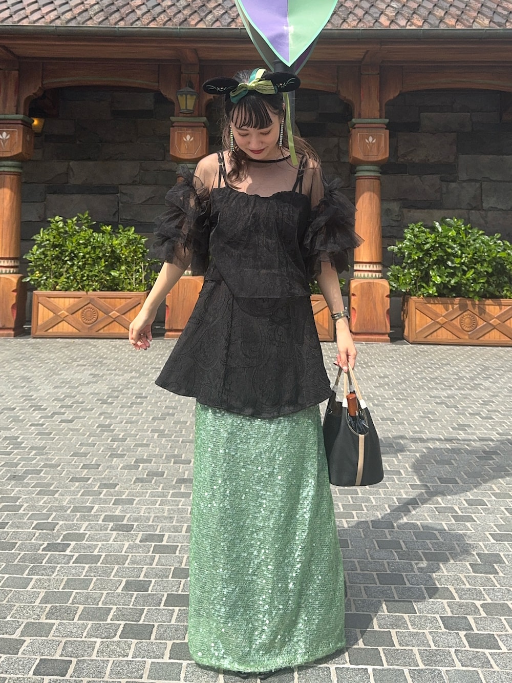 ブラック系のその他トップス、ブラック系のシャツ/ブラウス、グリーン系のスカートを着用したレディースの夏コーディネートの2枚目の写真