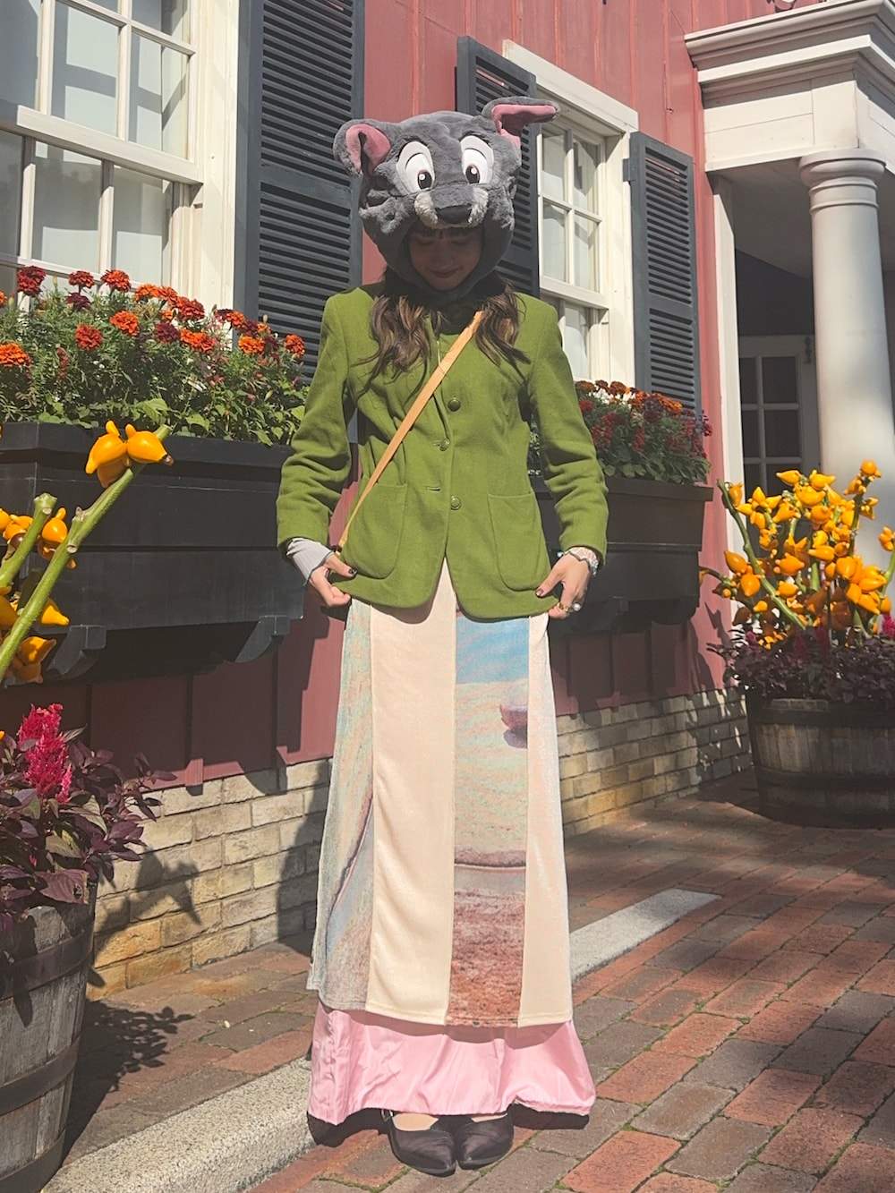 グレー系のTシャツ/カットソー、グリーン系のジャケット/アウター、ピンク系のスカートを着用したレディースの秋コーディネートの2枚目の写真