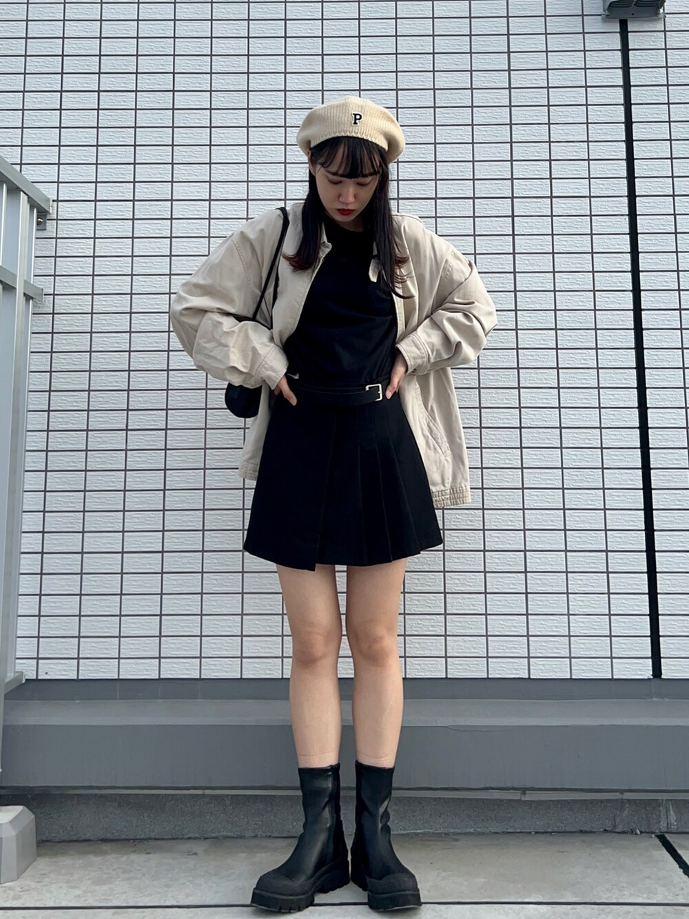 「ブルゾン、スウィングトップ、古着MIX、秋コーデ、プチプラ、ベレー帽、シンプルコーデ、厚底シューズ、ワントーンコーデ、ボストンバッグ、韓国ファッション、ビッグシルエット、ミニスカート、ストリート、ブーツ」｜「SHEINのアイテム（ハンチング/ベレー帽、ベージュ系）」を使った、なつさん（レディース・166cm）の秋コーディネートの2枚目の写真
