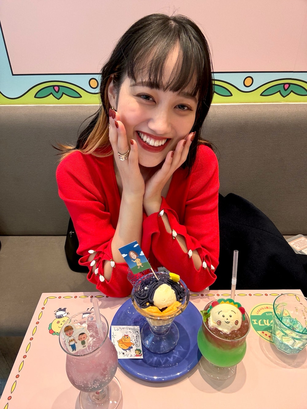「最近のいい感じコーデ、ロングコート、冬アウター、冬コーデ、お出かけコーデ、赤、花柄、ローファー、スクエアトゥ、ハンドバッグ、ロングスカート、タイトスカート、大人かわいい、赤ニット、ガーリー」｜「LILY BROWNのビッグカラースリムマーメイドコート（その他アウター、ブルー系）」を使った、なつさん（レディース・166cm）の秋コーディネートの2枚目の写真
