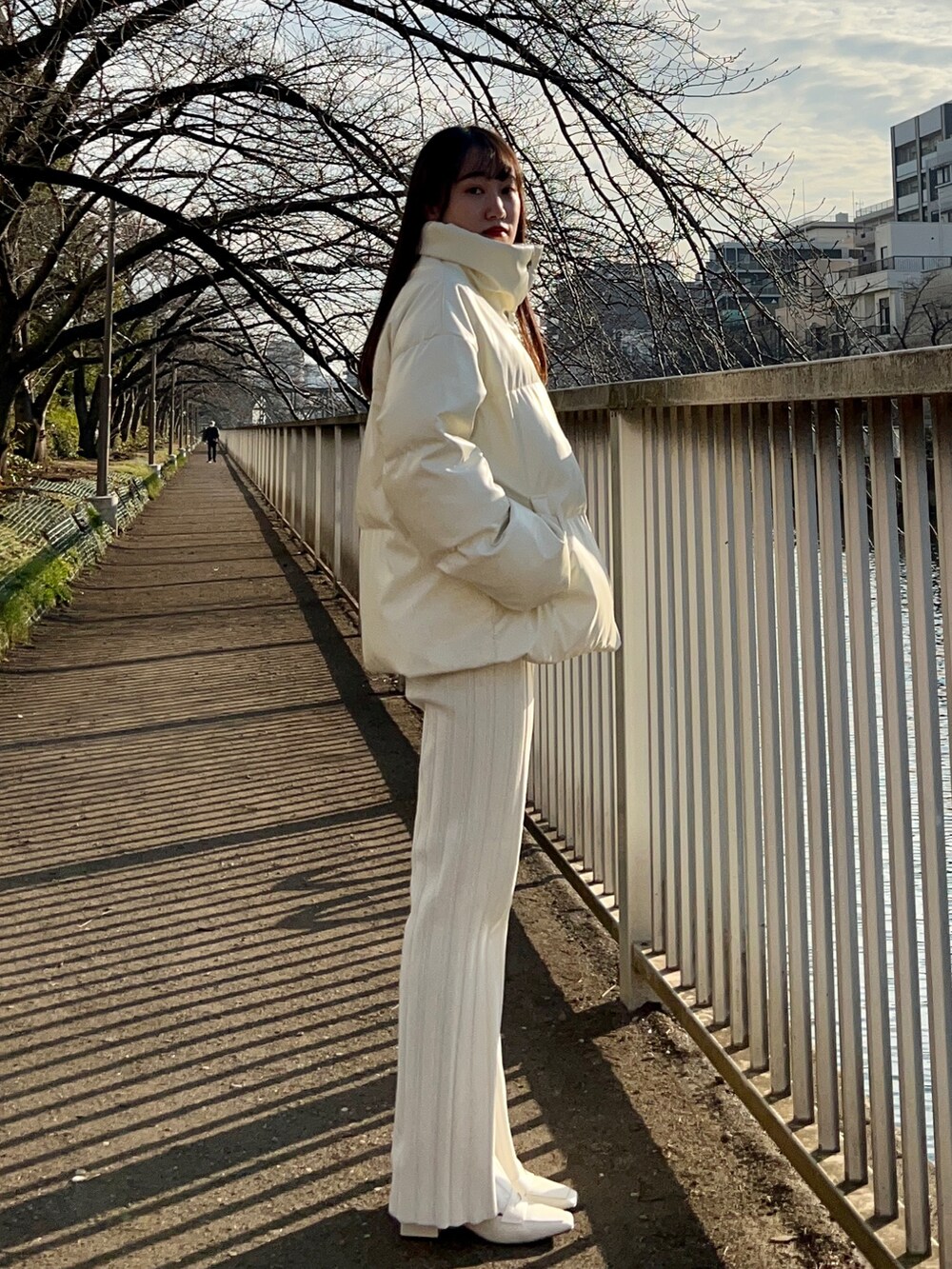 ホワイト系のブルゾン、ホワイト系のその他パンツ、ホワイト系のローファーを着用したレディースの冬コーディネートの2枚目の写真