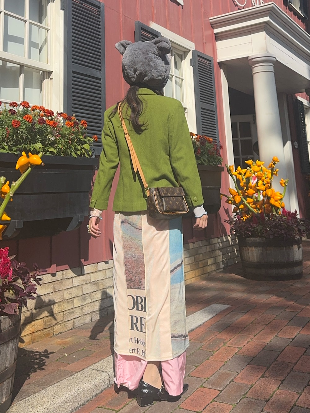 グレー系のTシャツ/カットソー、グリーン系のジャケット/アウター、ピンク系のスカートを着用したレディースの秋コーディネートの3枚目の写真