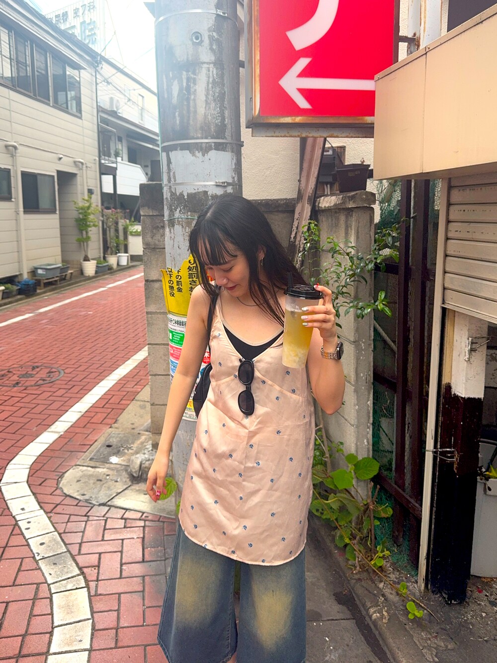 その他のワンピース、ブルー系のデニムパンツ、ピンク系のスニーカーを着用したレディースの夏コーディネートの2枚目の写真