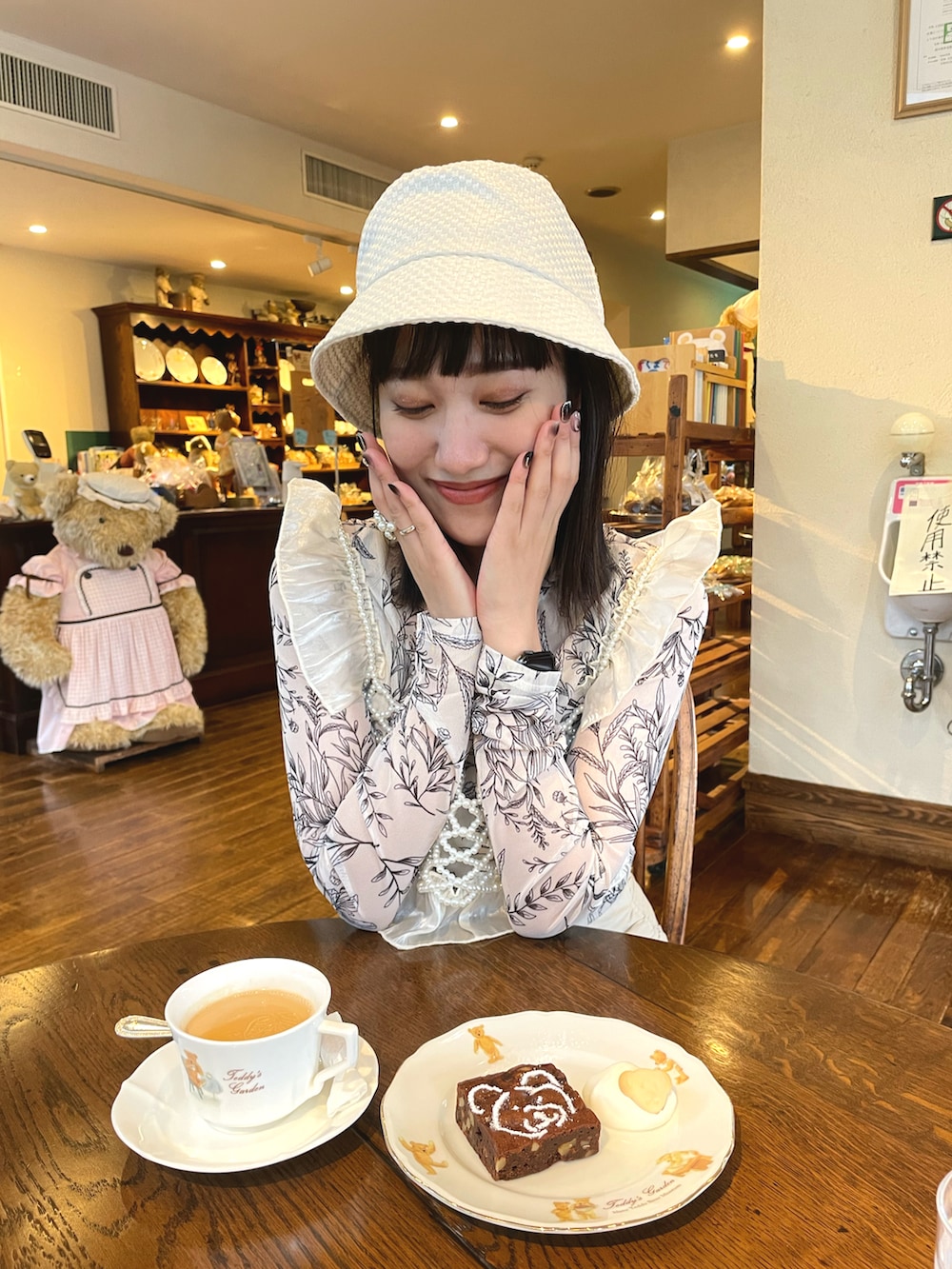 ホワイト系のベスト、ホワイト系のシャツ/ブラウス、ベージュ系のスカートを着用したレディースの秋コーディネートの2枚目の写真