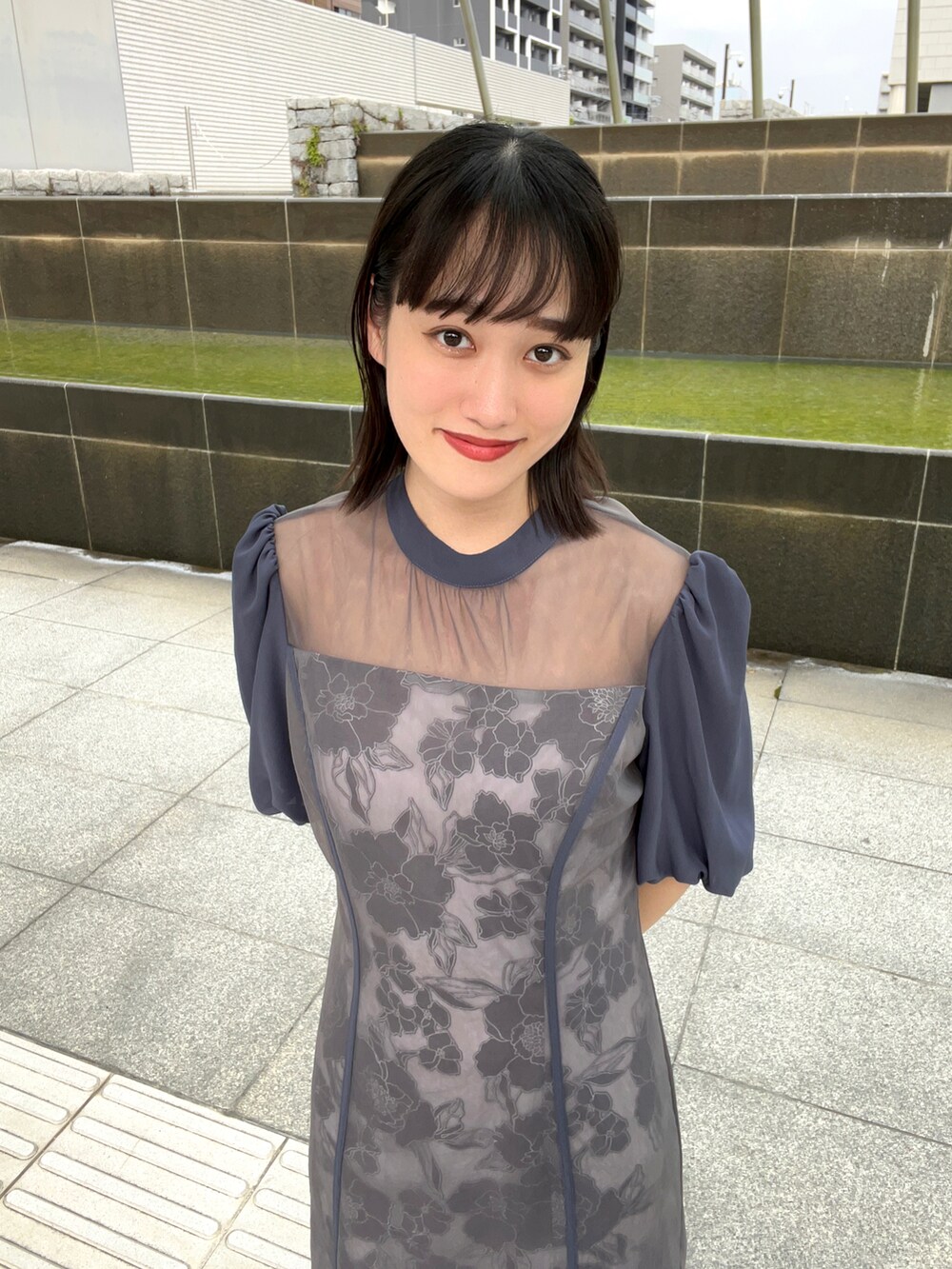 ブルー系のドレスを着用したレディースの秋コーディネートの3枚目の写真