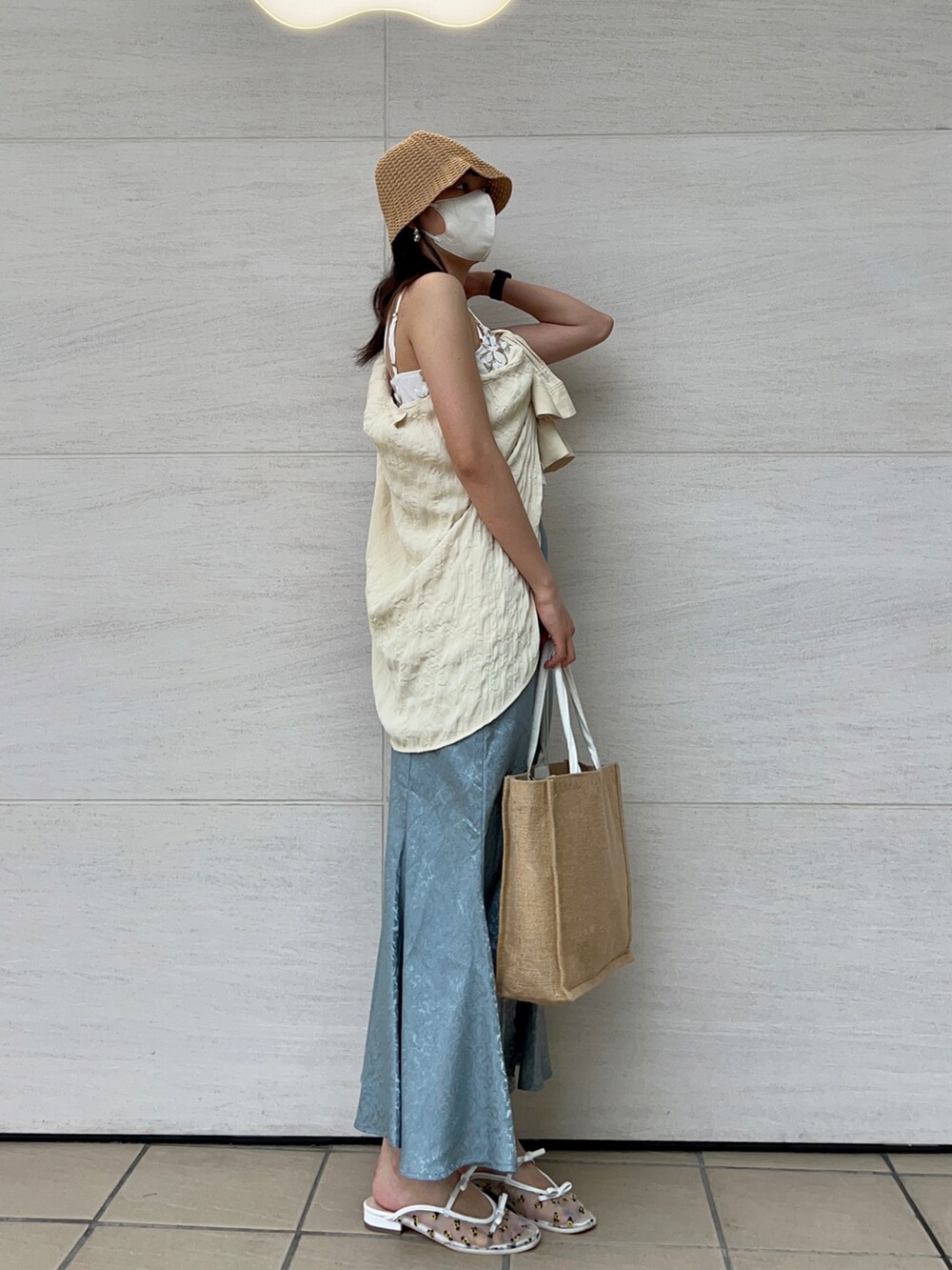 ホワイト系のキャミソール、ブルー系のスカート、ホワイト系のトートバッグを着用したレディースの夏コーディネートの2枚目の写真