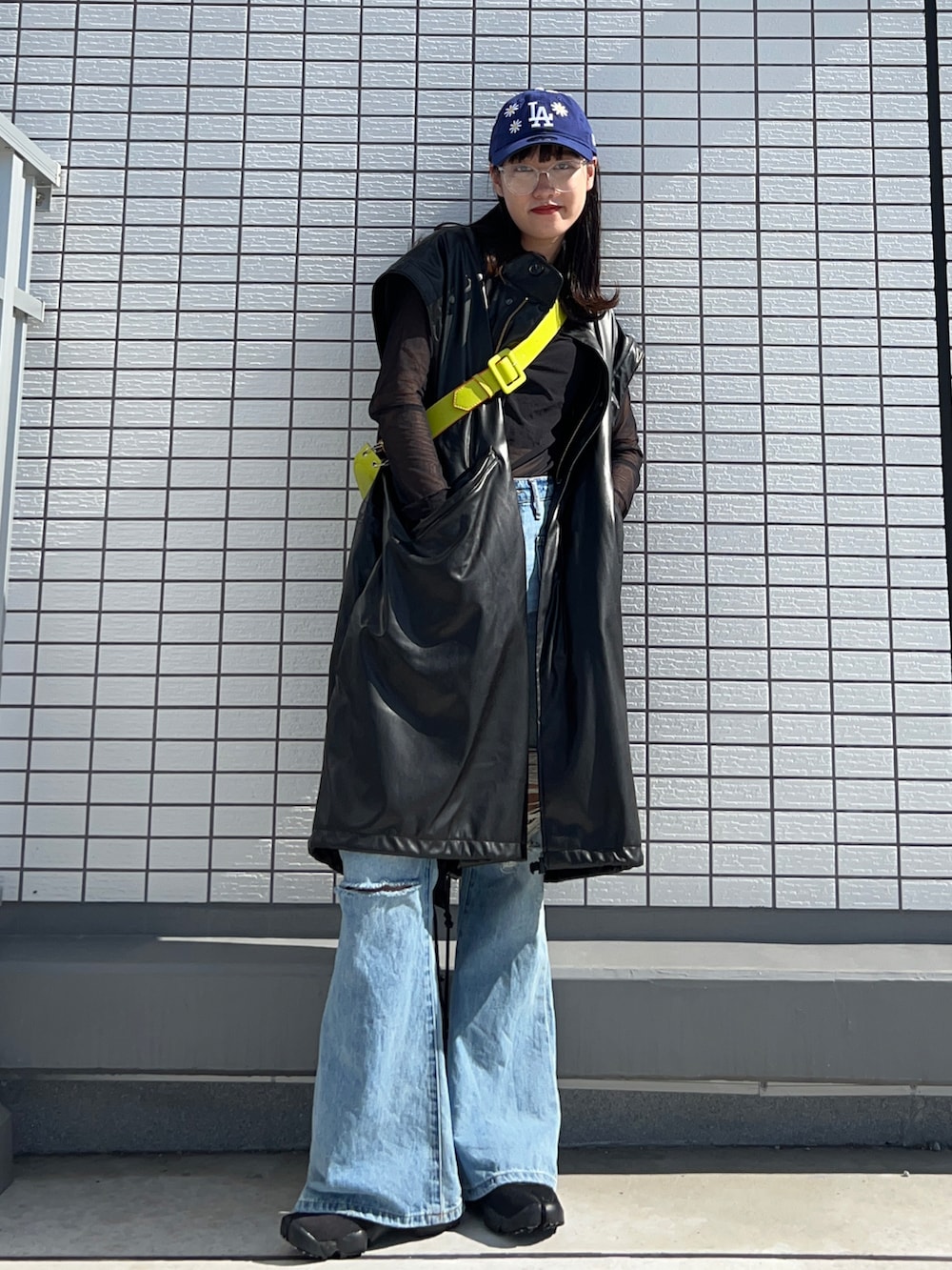 ブラック系のモッズコート、ブラック系のシャツ/ブラウス、グリーン系のショルダーバッグを着用したレディースの秋コーディネートの2枚目の写真