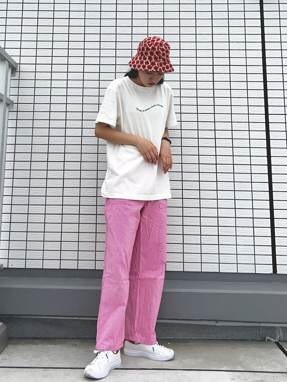 ホワイト系のTシャツ/カットソー、ピンク系のその他パンツ、ホワイト系のスニーカーを着用したレディースの夏コーディネートの2枚目の写真